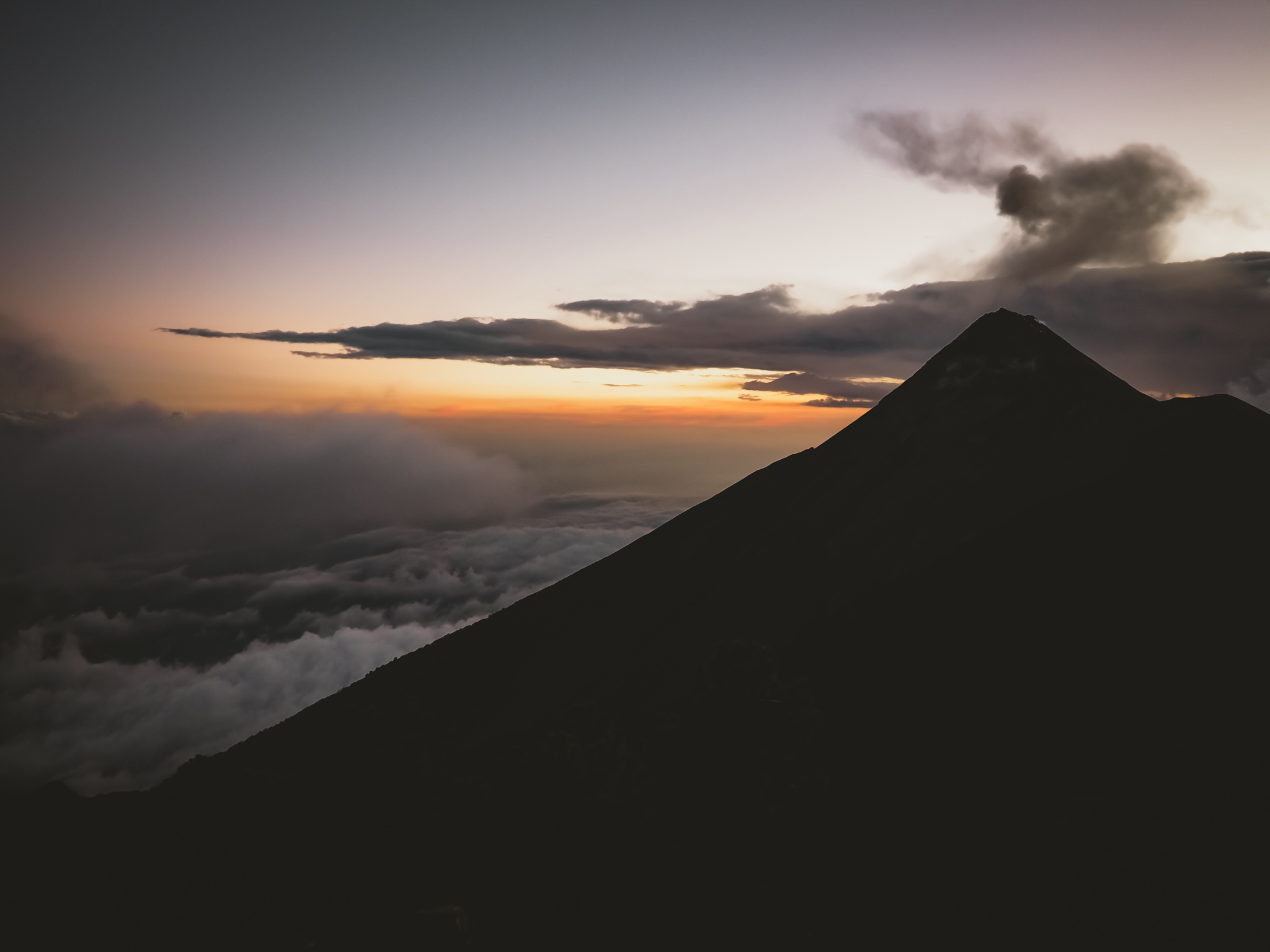 Descarga gratis la imagen Puesta Del Sol, Cielo, Montañas, Niebla, Naturaleza en el escritorio de tu PC