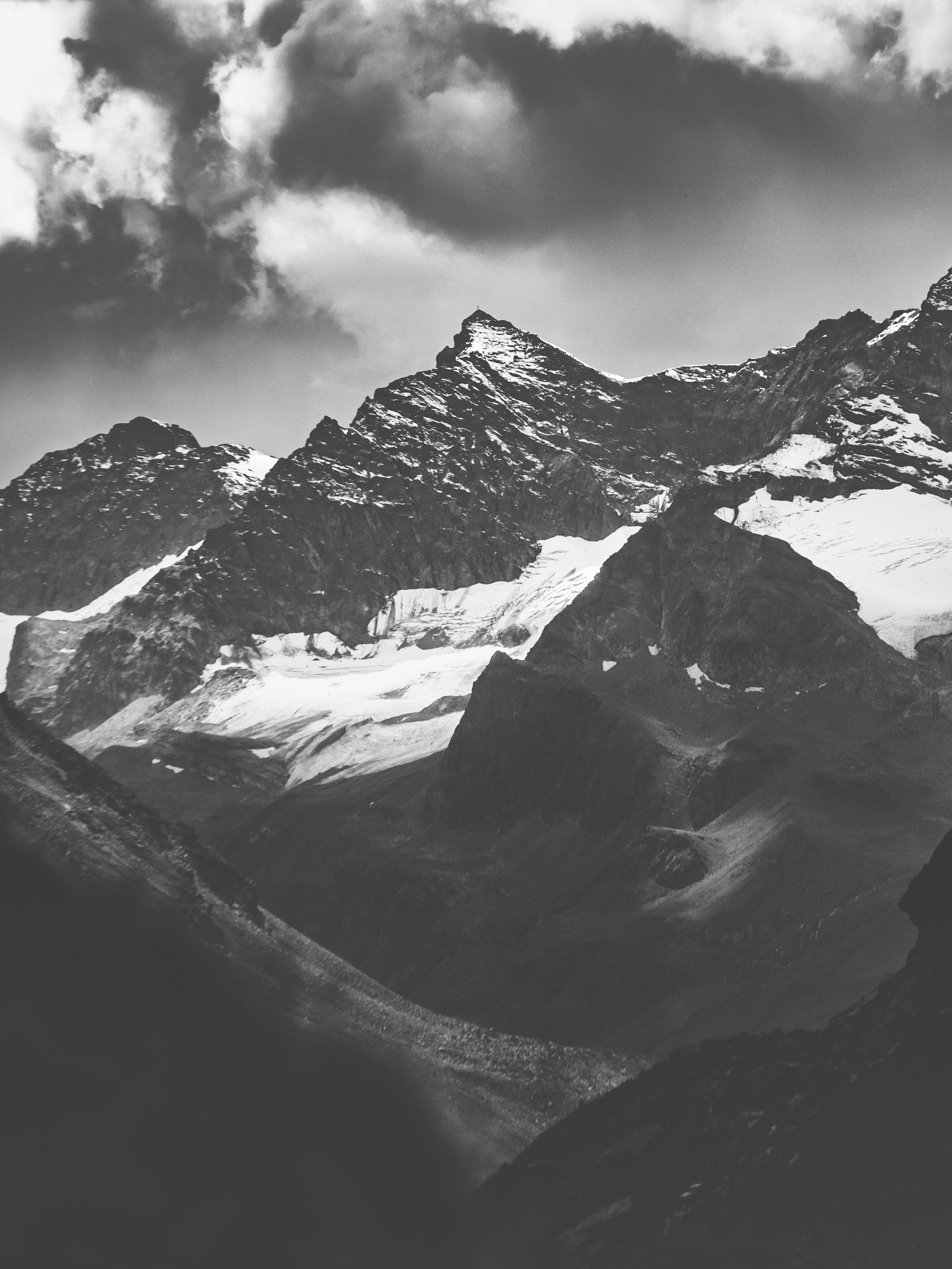 Descarga gratis la imagen Naturaleza, Montañas, Nieve, Las Rocas, Rocas, Bw, Tops, Nevado, Cubierto De Nieve, Vértice, Chb en el escritorio de tu PC