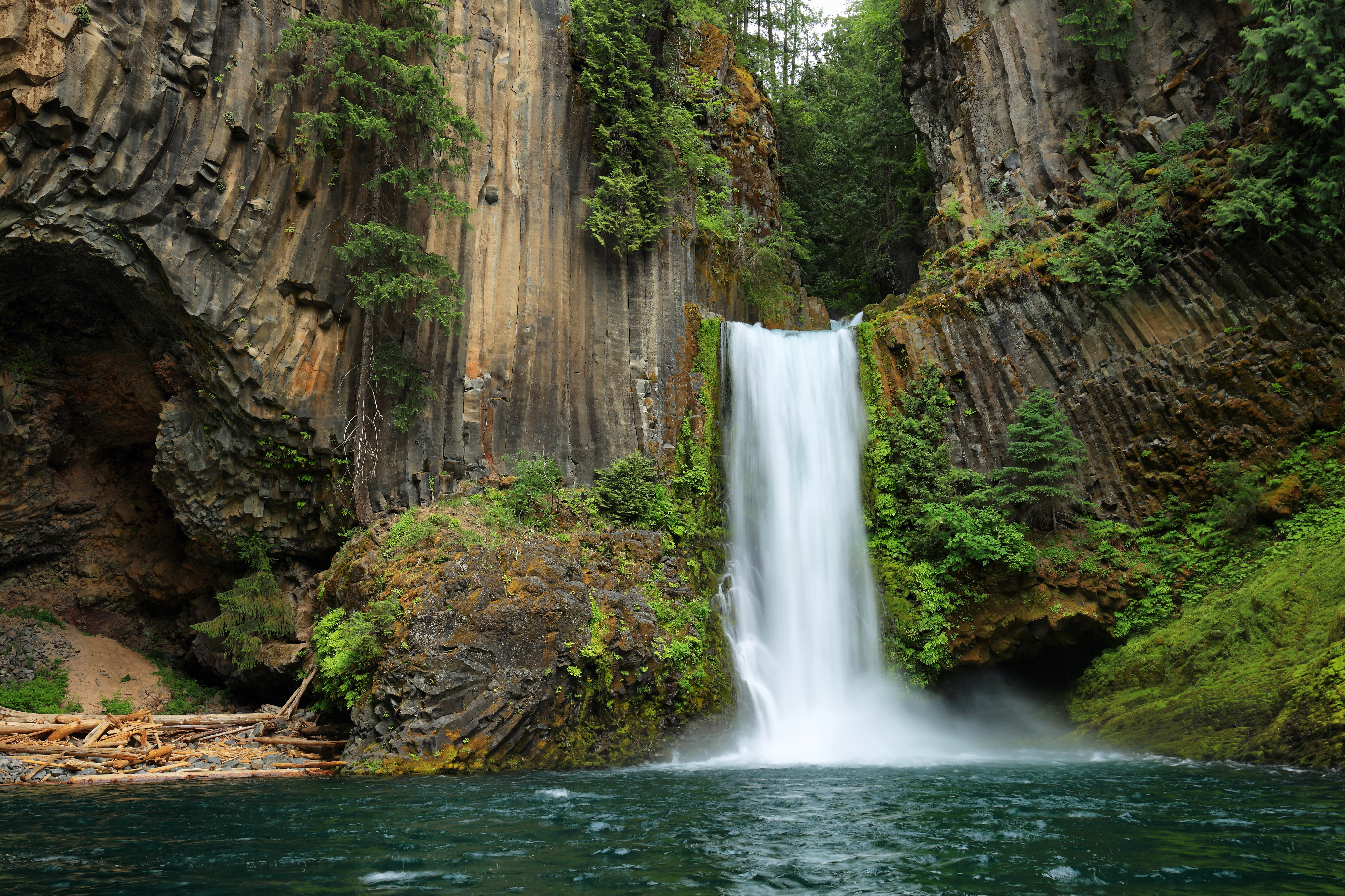 Handy-Wallpaper Natur, Wasserfälle, Wasserfall, Klippe, Moos, Erde/natur kostenlos herunterladen.