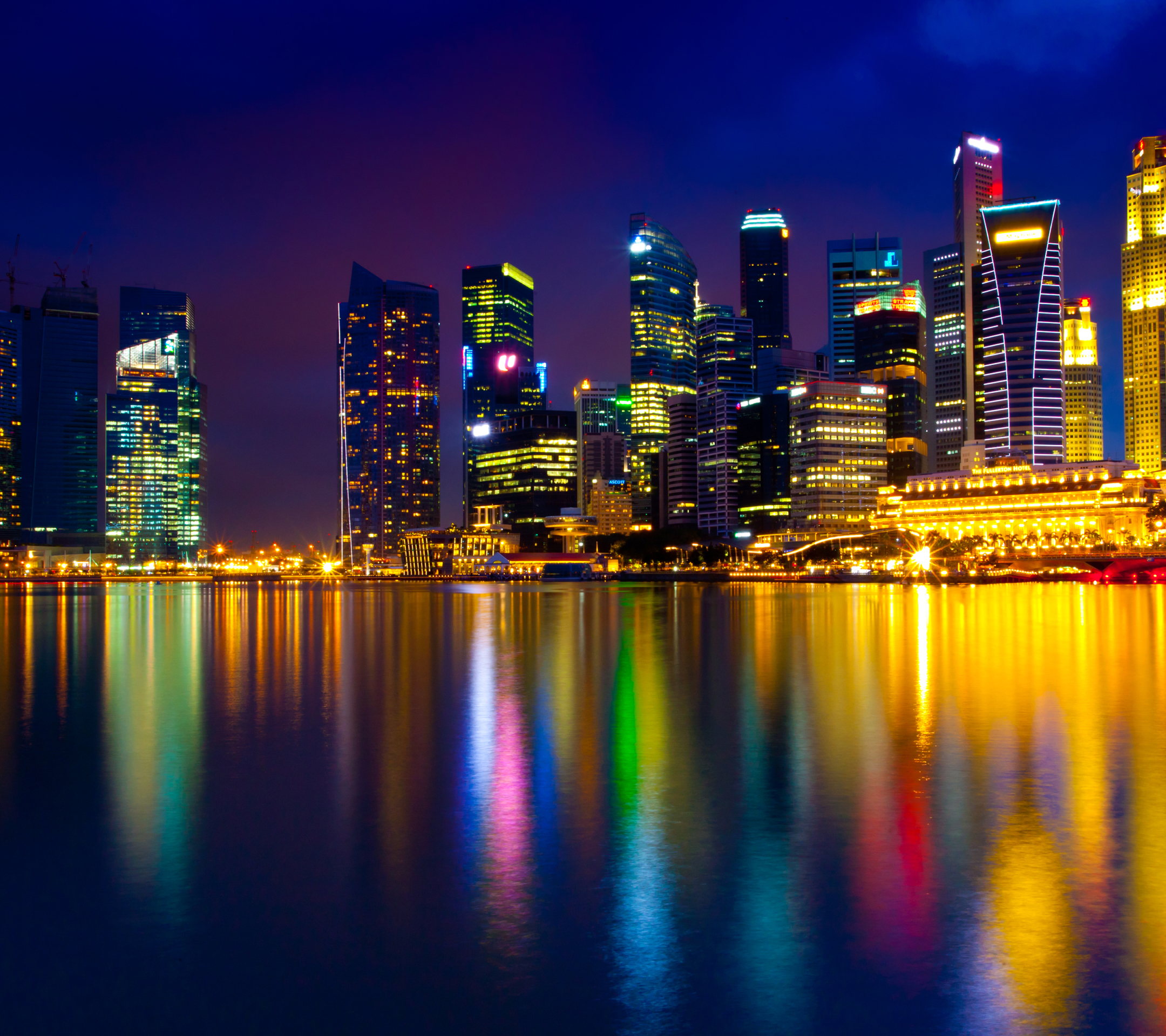 Descarga gratis la imagen Ciudades, Noche, Ciudad, Reflexión, Luz, Singapur, Hecho Por El Hombre, Reflejo en el escritorio de tu PC