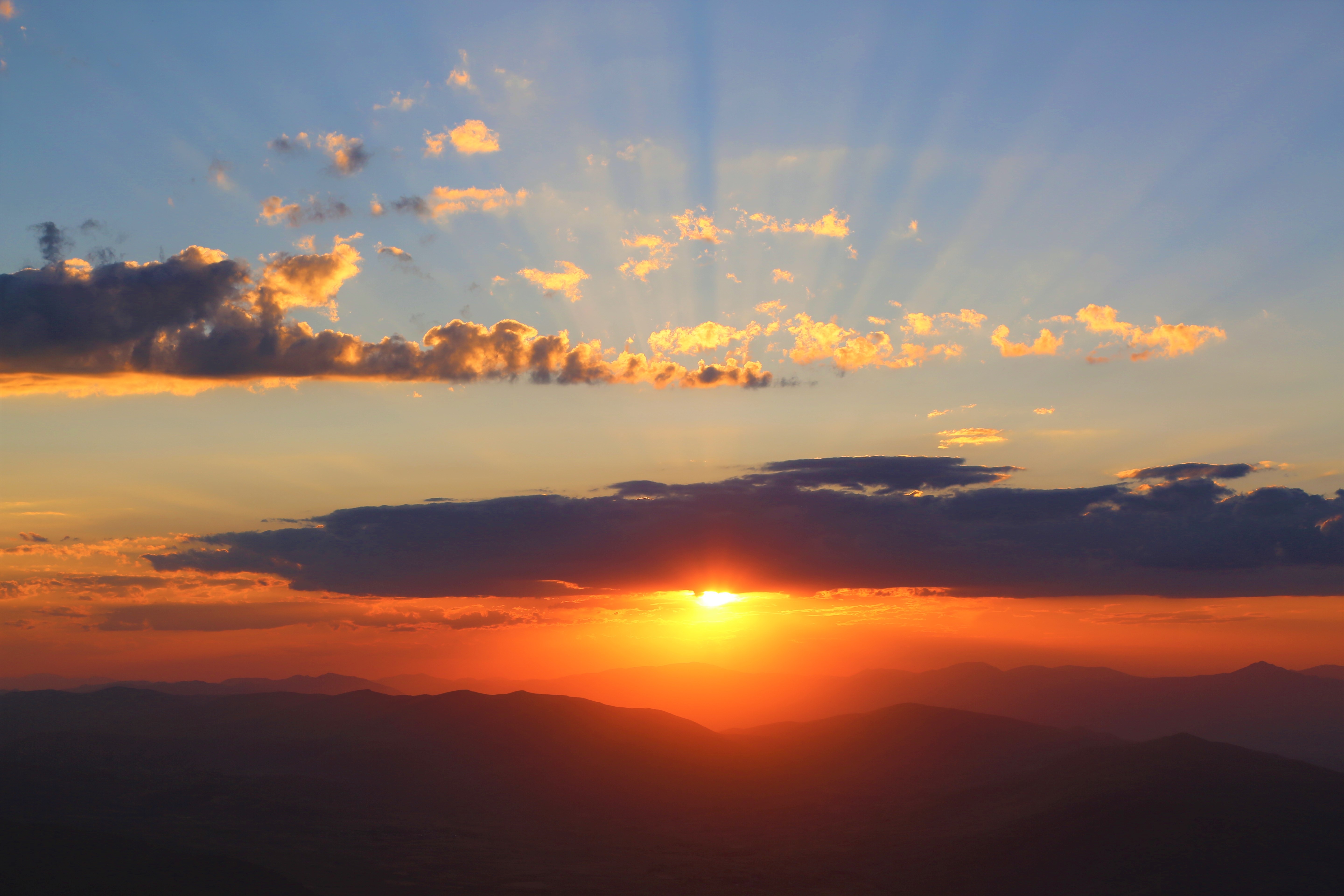 Laden Sie das Natur, Sunset, Clouds, Sky, Mountains-Bild kostenlos auf Ihren PC-Desktop herunter