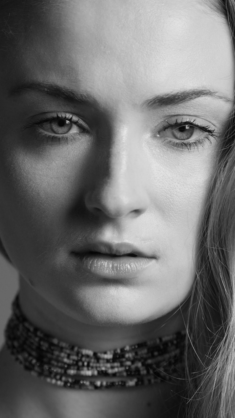 Download mobile wallpaper Face, American, Celebrity, Black & White, Actress, Sophie Turner for free.