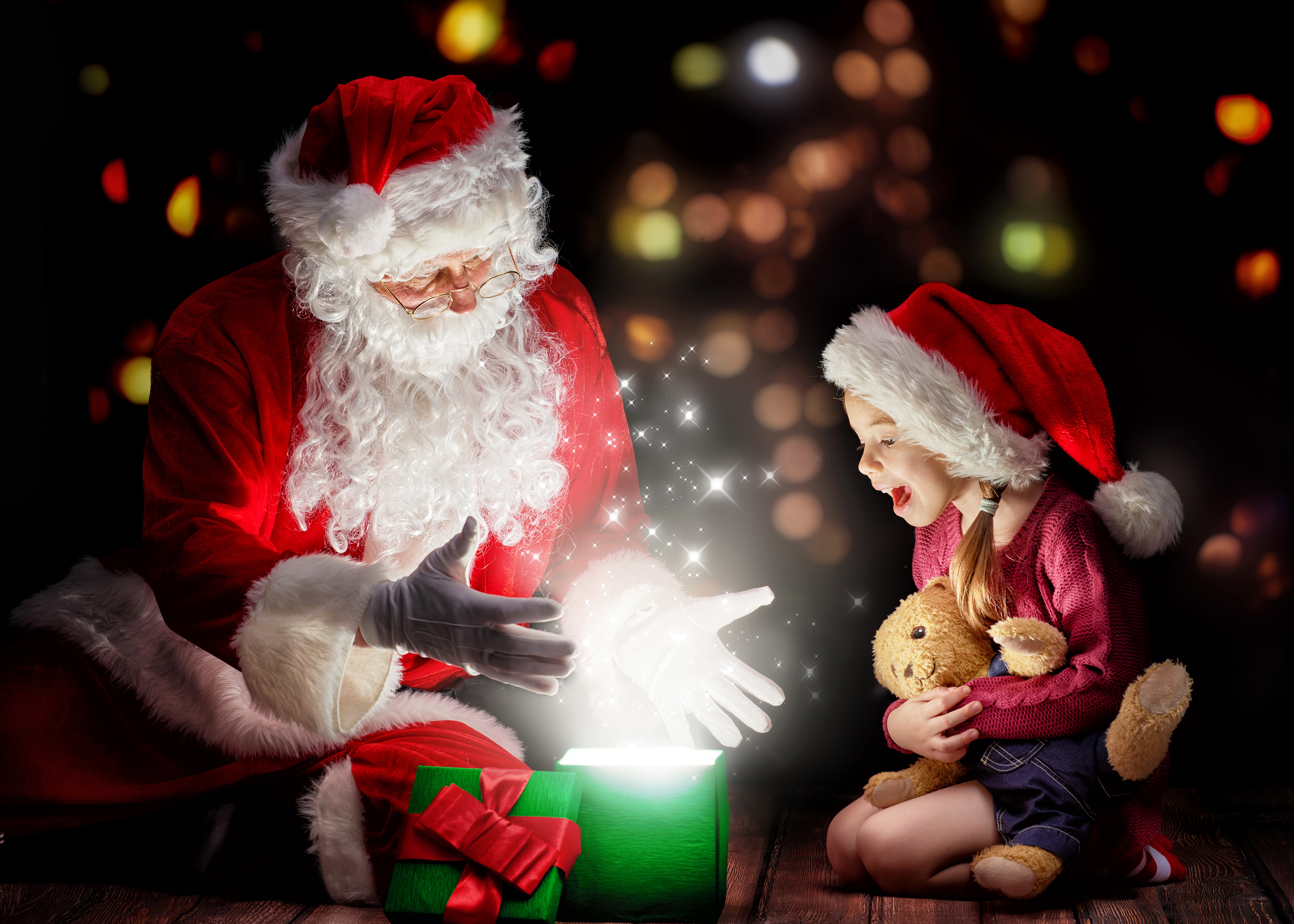 Скачать картинку Магия, Рождество, Ребёнок, Подарки, Плюшевый Мишка, Праздничные, Шляпа Санты, Санта в телефон бесплатно.