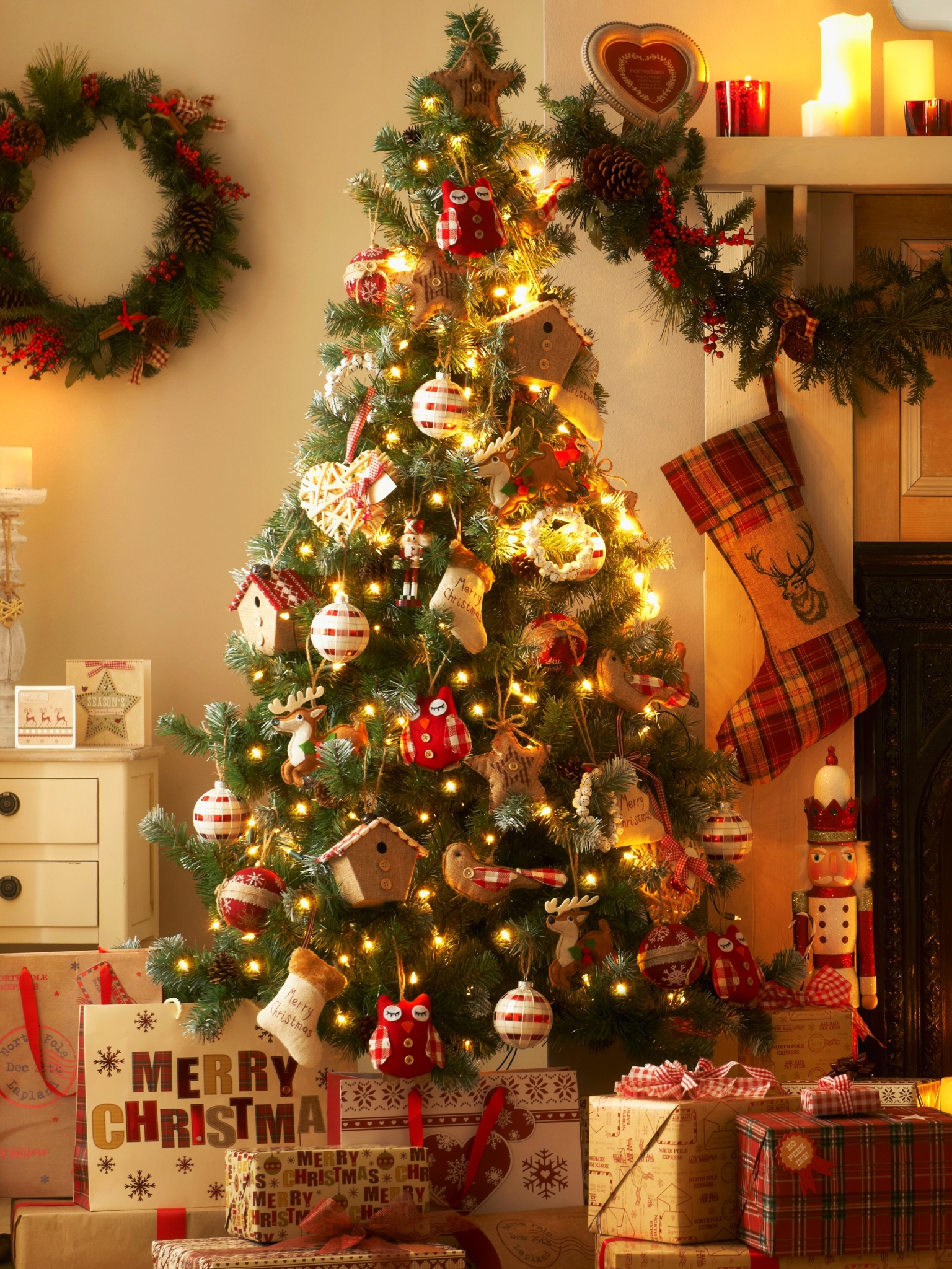 Handy-Wallpaper Feiertage, Dekoration, Weihnachten, Geschenk, Weihnachtsschmuck, Weihnachtsbaum, Kerze, Weihnachtsbeleuchtung, Strumpf kostenlos herunterladen.