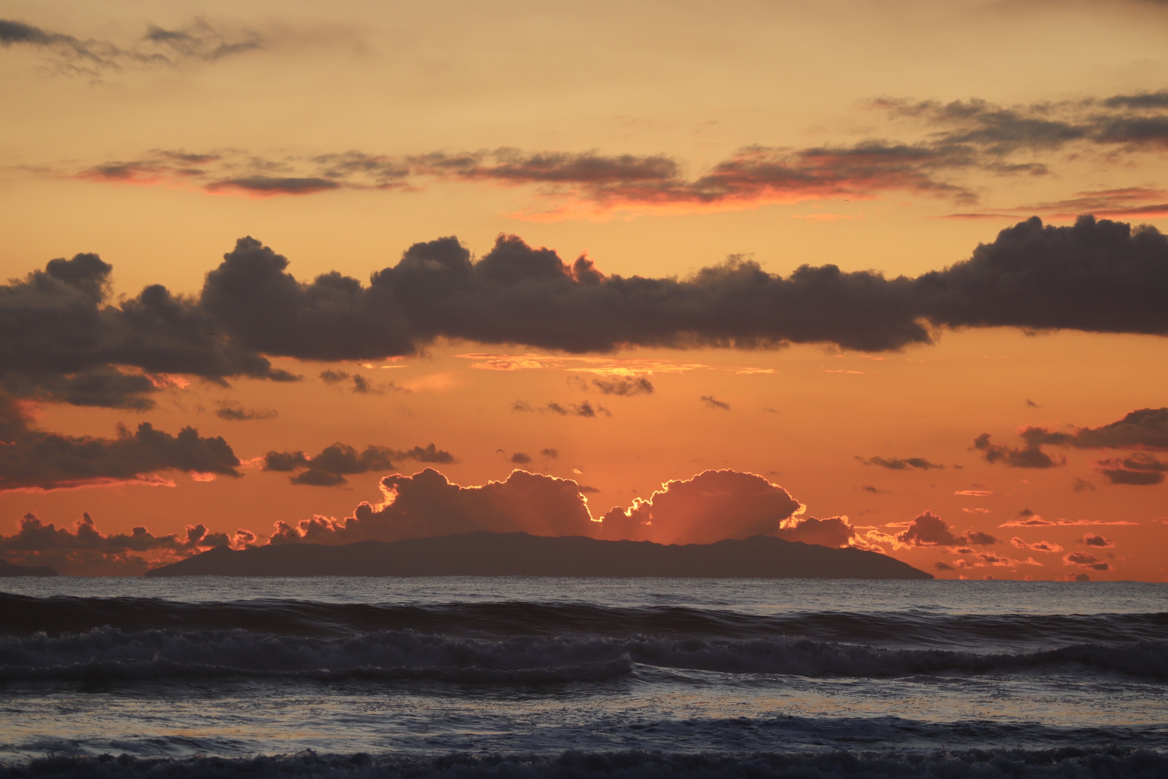 Handy-Wallpaper Sky, Clouds, Waves, Natur, Sunset, Sea kostenlos herunterladen.