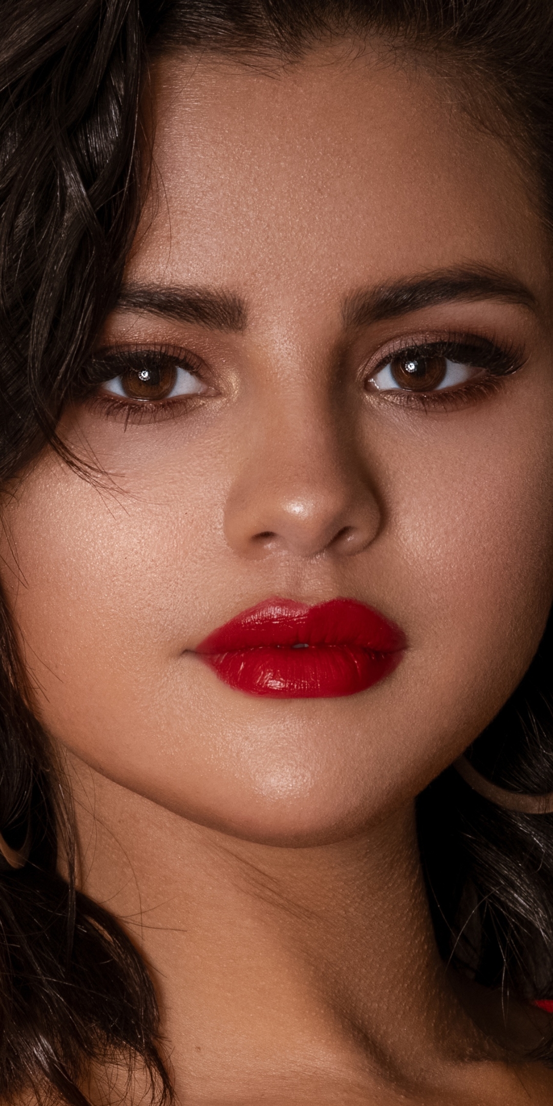 Handy-Wallpaper Musik, Selena Gomez, Sänger, Gesicht, Brünette, Amerikanisch, Braune Augen, Lippenstift kostenlos herunterladen.