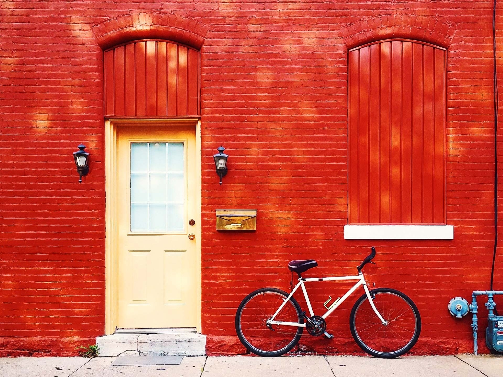 Handy-Wallpaper Haus, Fahrrad, Tür, Fahrzeuge kostenlos herunterladen.