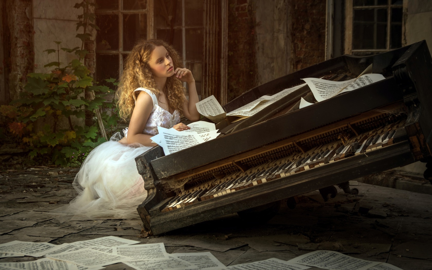 Handy-Wallpaper Klavier, Stimmung, Modell, Frauen, Blondinen, Instrument, Weißes Kleid kostenlos herunterladen.