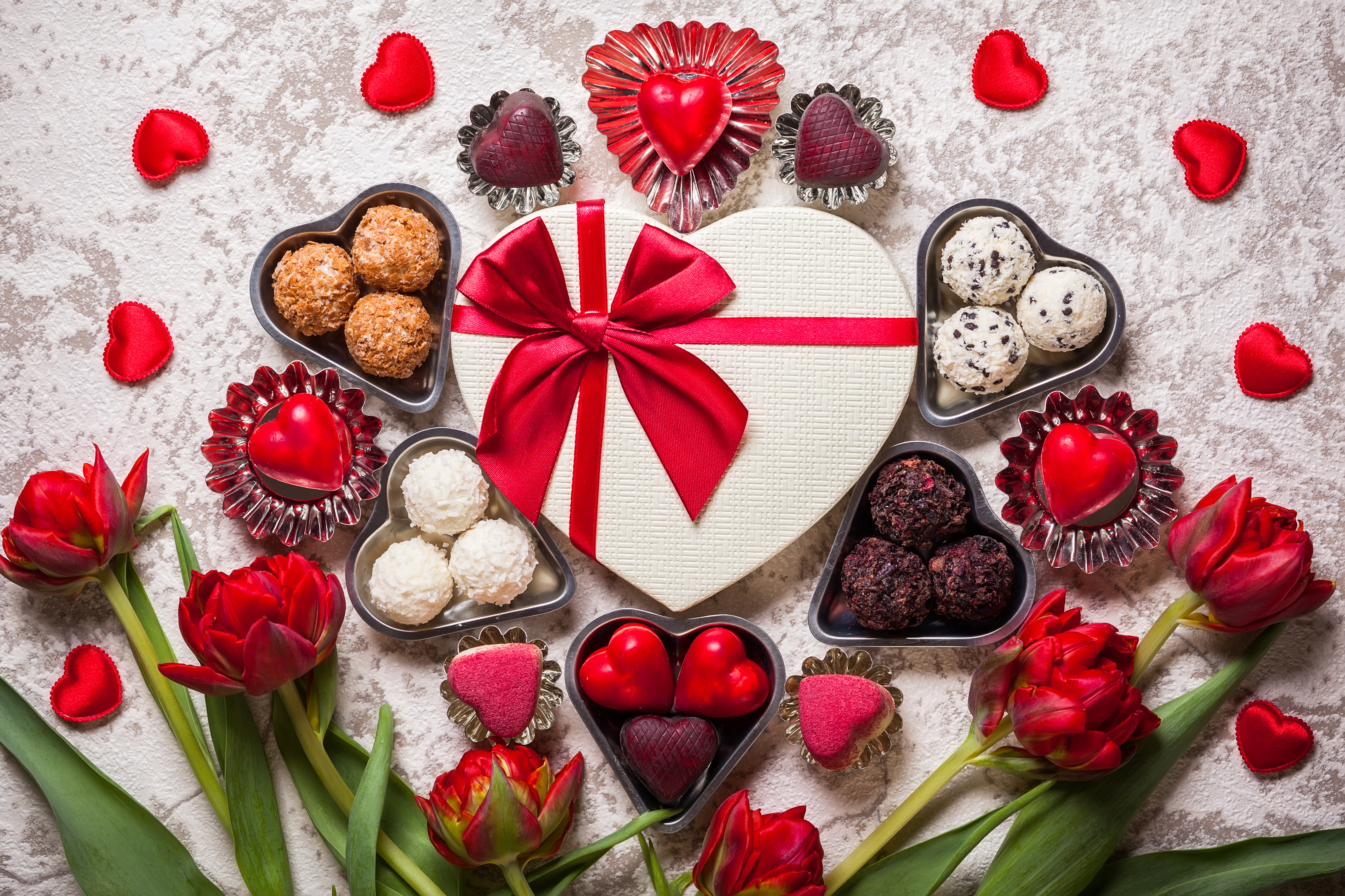 Descarga gratis la imagen Día De San Valentín, Día Festivo, Cinta, Corazón, Tulipán, Caramelo, Parejas, Flor Roja en el escritorio de tu PC