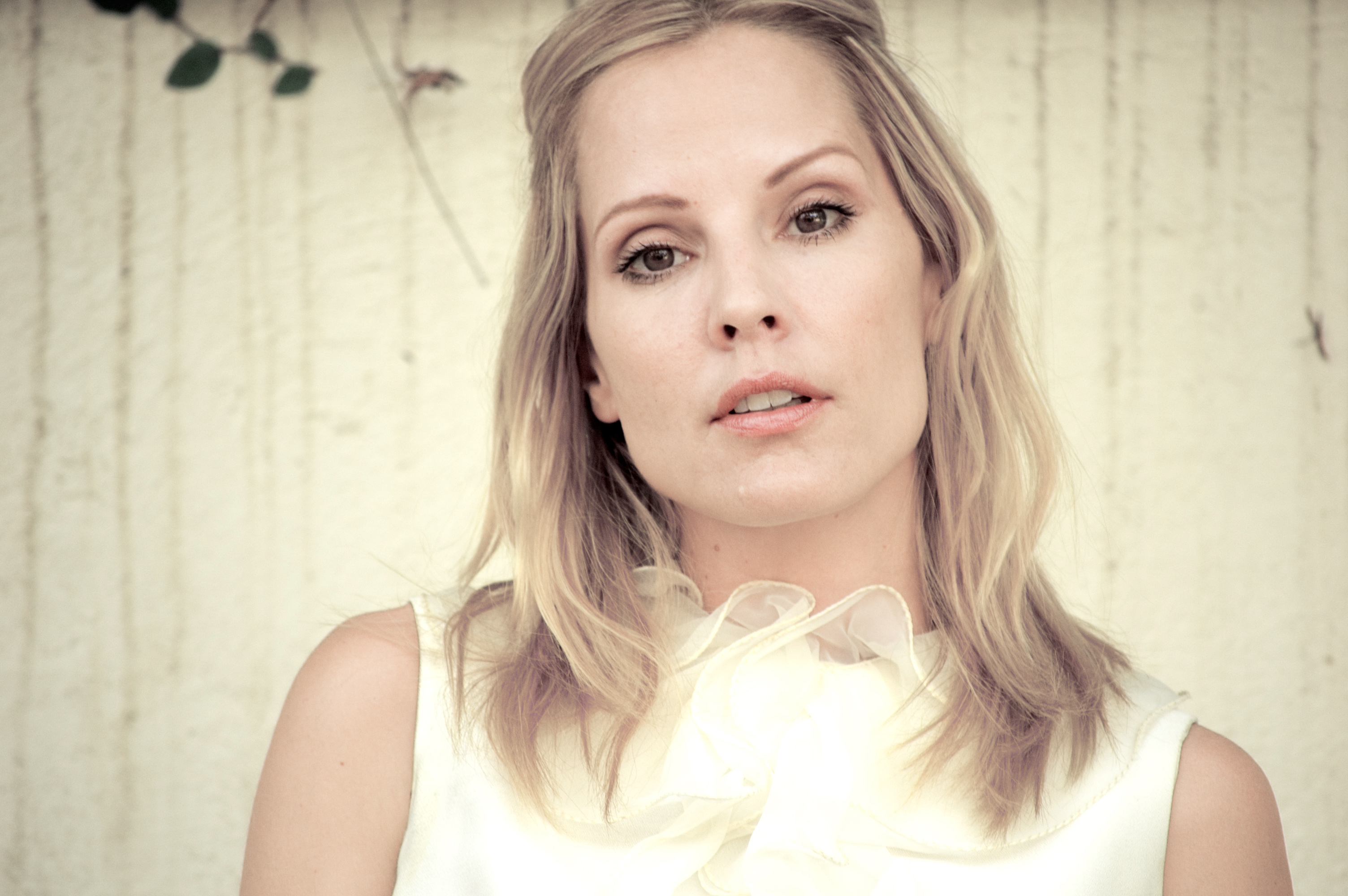 Melhores papéis de parede de Emma Caulfield para tela do telefone