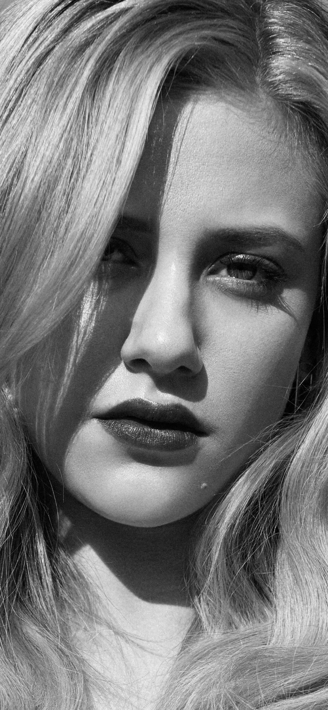 Download mobile wallpaper Monochrome, Face, American, Celebrity, Actress, Lili Reinhart for free.