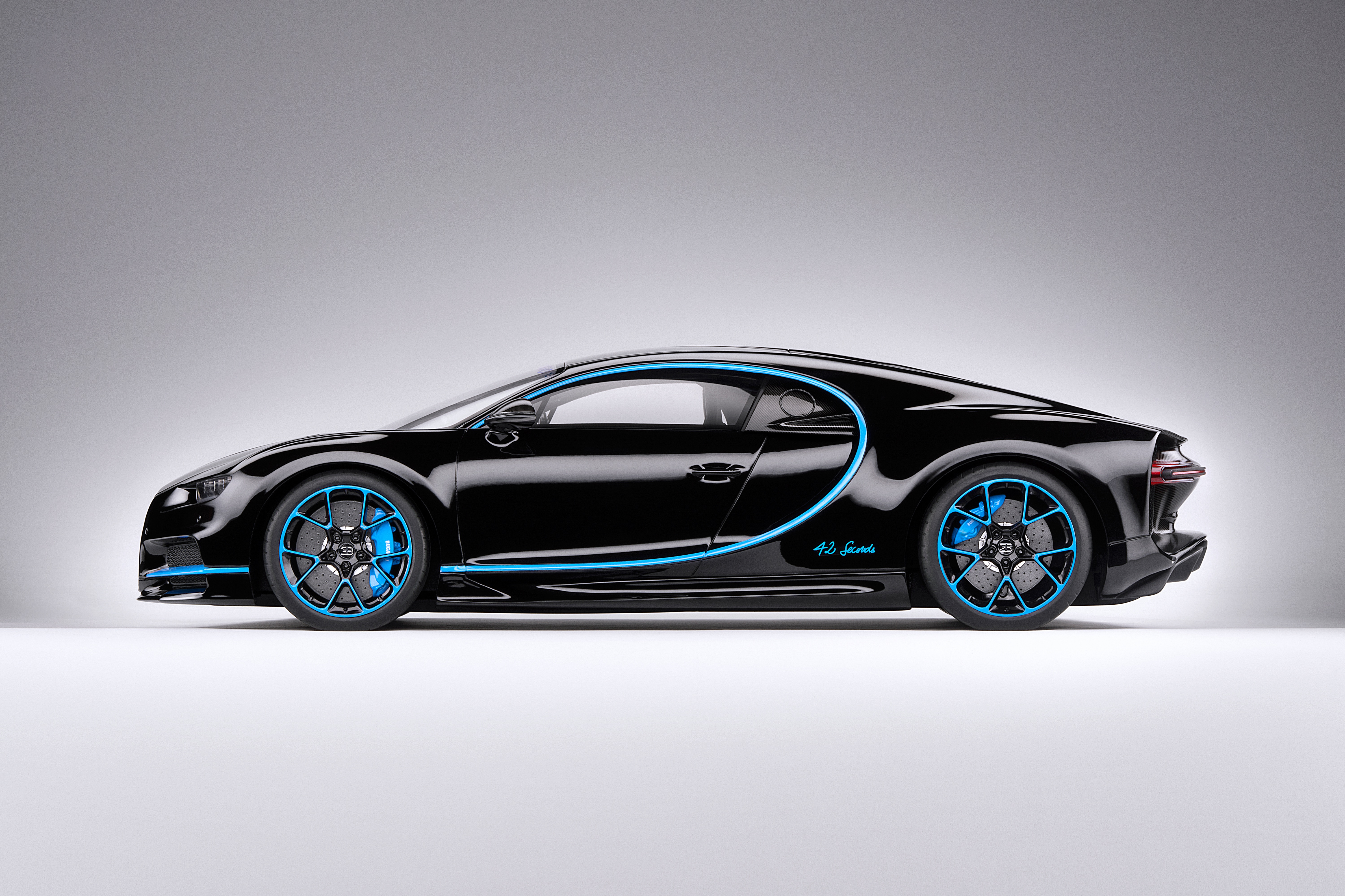 Handy-Wallpaper Bugatti, Autos, Supersportwagen, Bugatti Chiron, Fahrzeuge, Schwarzes Auto kostenlos herunterladen.