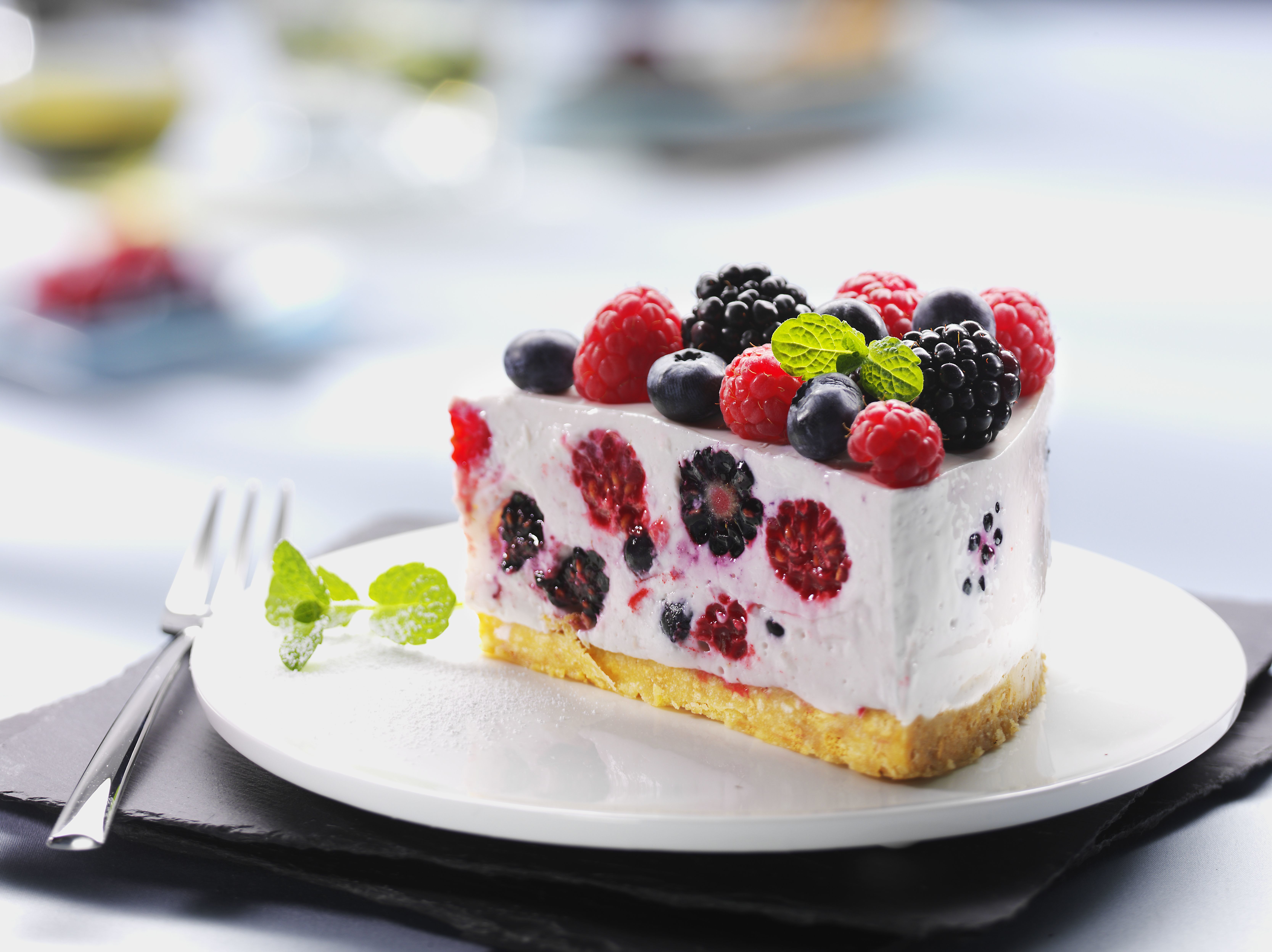 raspberry, food, fruits, cake, desert, bilberries, sweet, black currant, blackcurrant, cream HD wallpaper