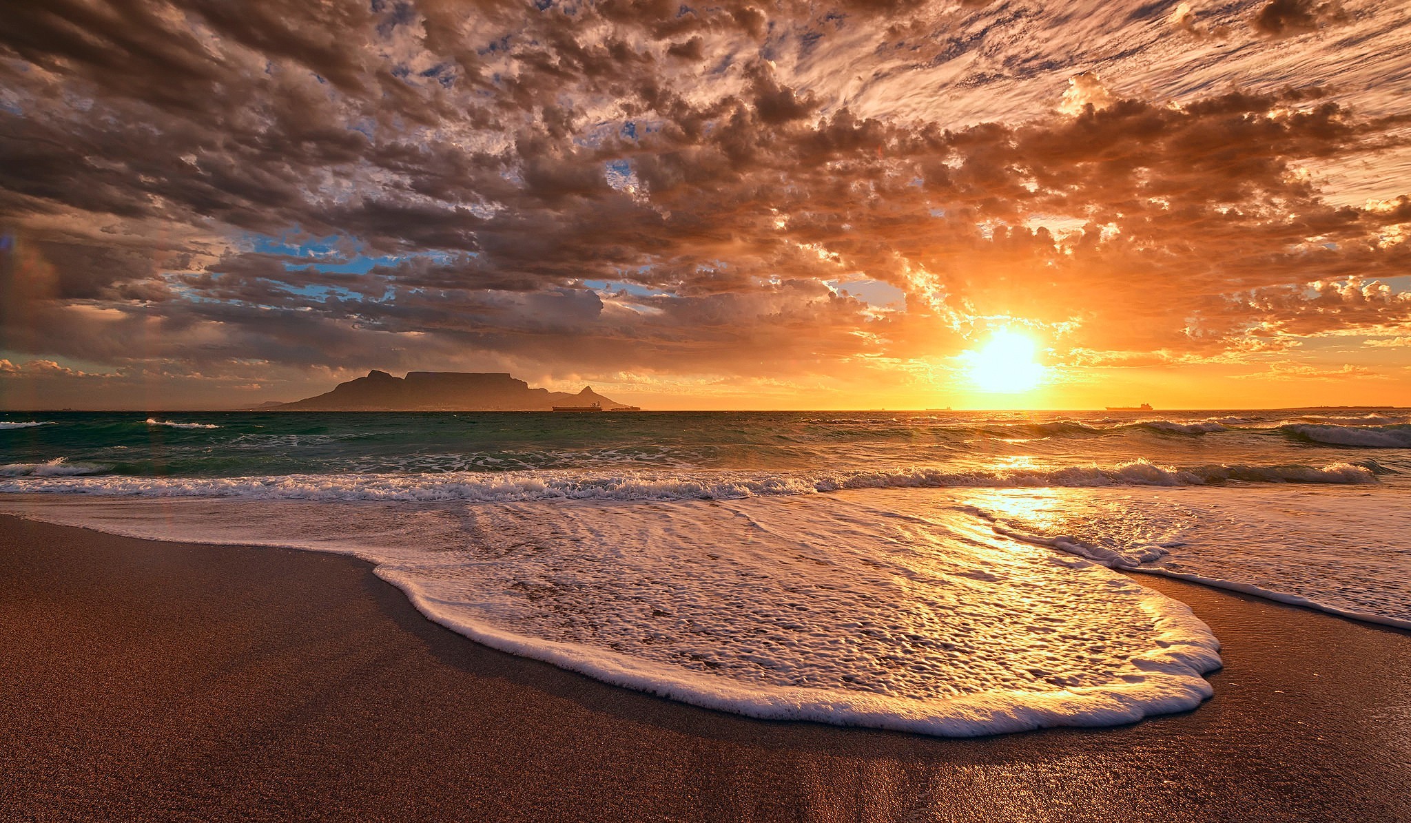 Скачать картинку Море, Облака, Пляж, Песок, Волна, Земля/природа, Закат Солнца в телефон бесплатно.