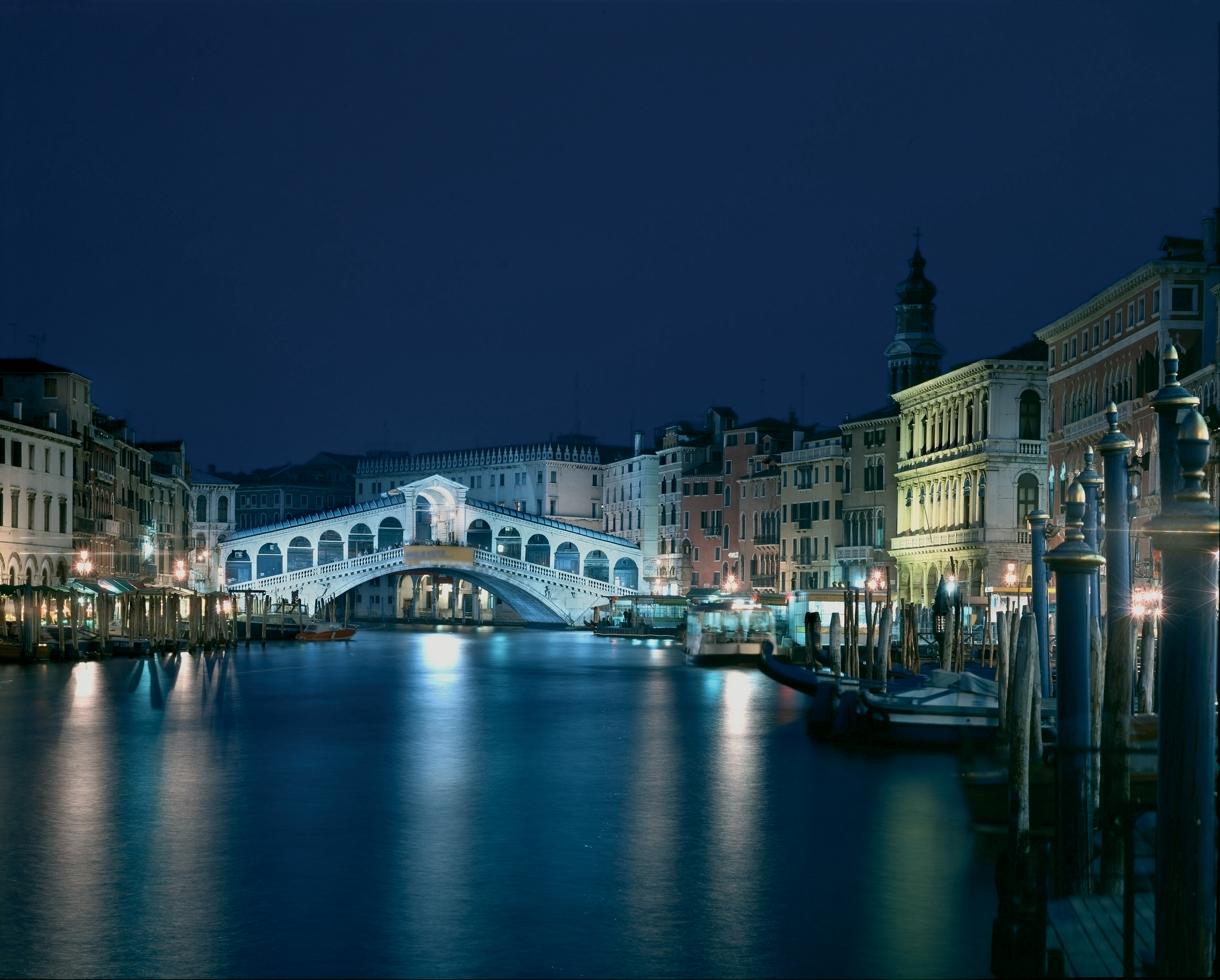 1524303 завантажити шпалери річка, створено людиною, венеція, міст, канал, місто, гондола, італія, світло, ніч, міст ріальто, міста - заставки і картинки безкоштовно