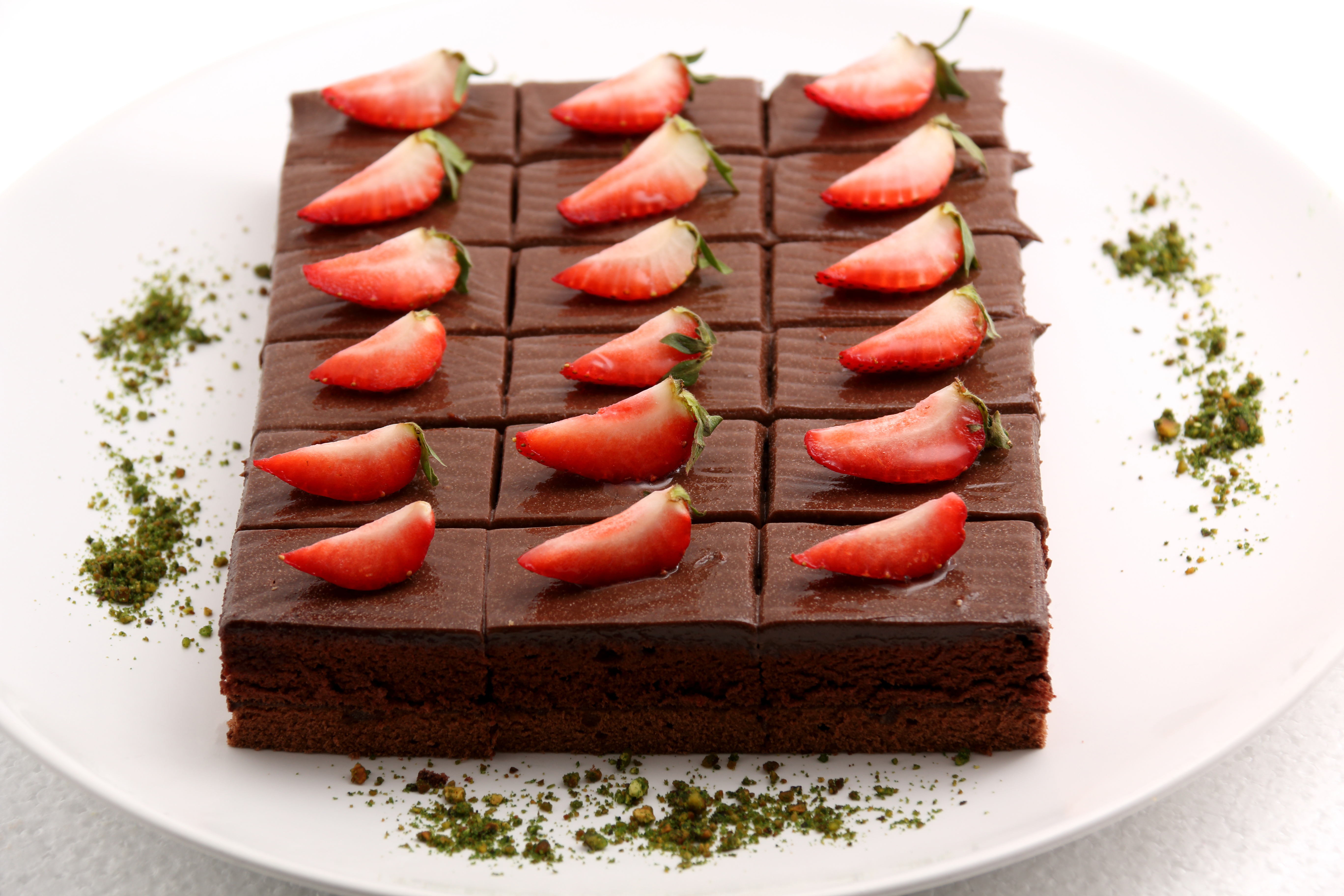 873514 Hintergrundbild herunterladen nahrungsmittel, schokoladenkuchen, dessert, erdbeere - Bildschirmschoner und Bilder kostenlos