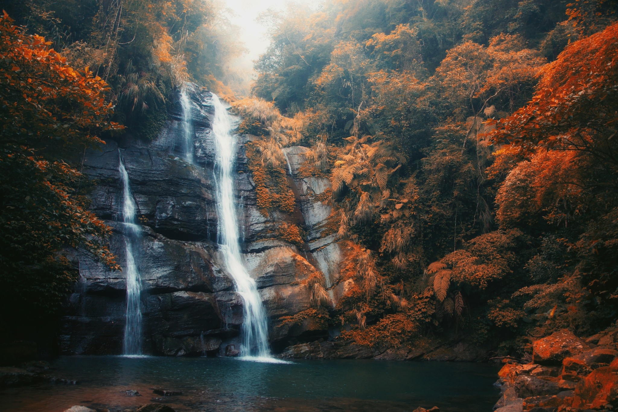 Handy-Wallpaper Herbst, Wasserfälle, Wasserfall, Nebel, Erde/natur kostenlos herunterladen.