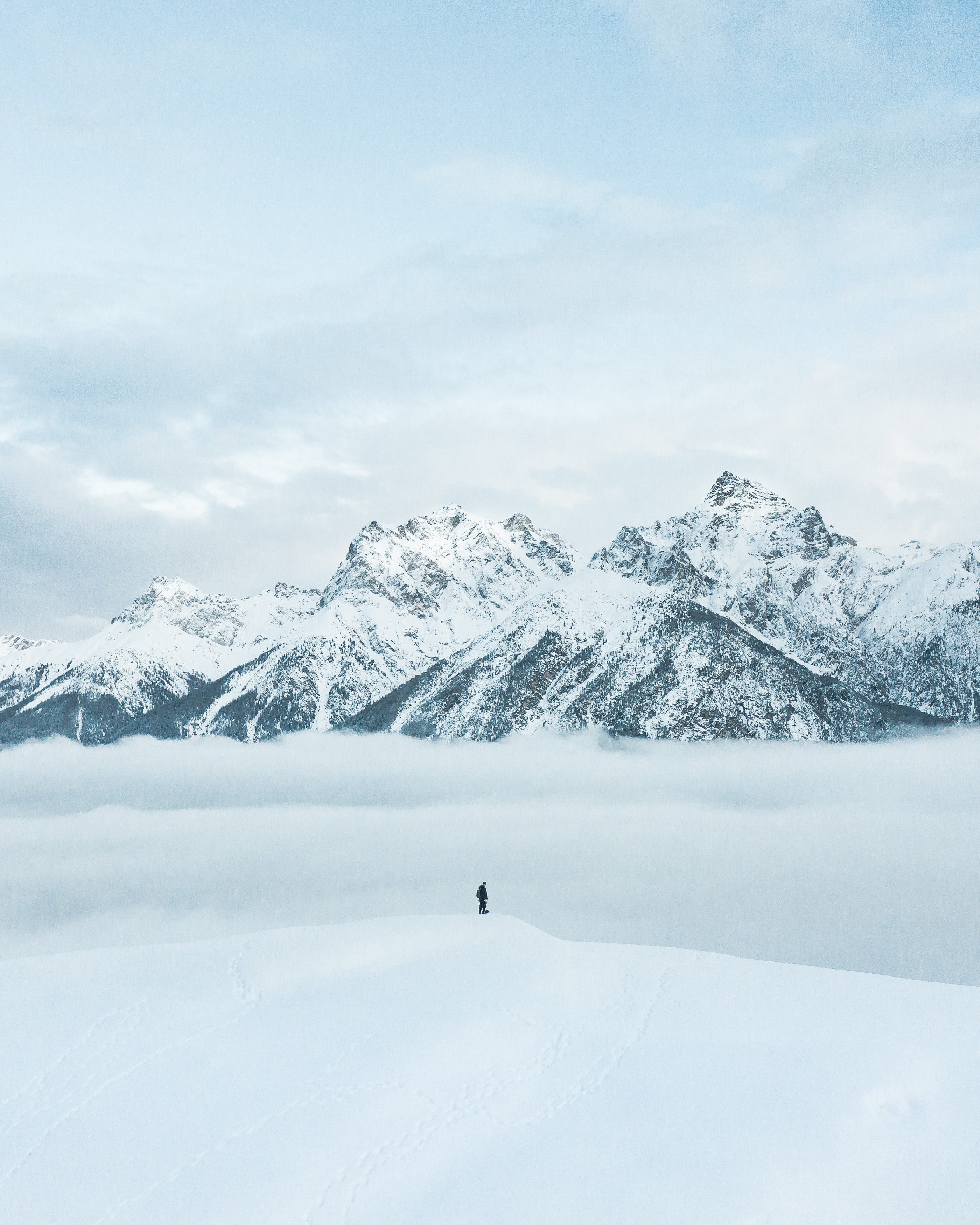 Free download wallpaper Mountains, Snow, Silhouette, Miscellanea, Miscellaneous, Person, Human, Loneliness on your PC desktop