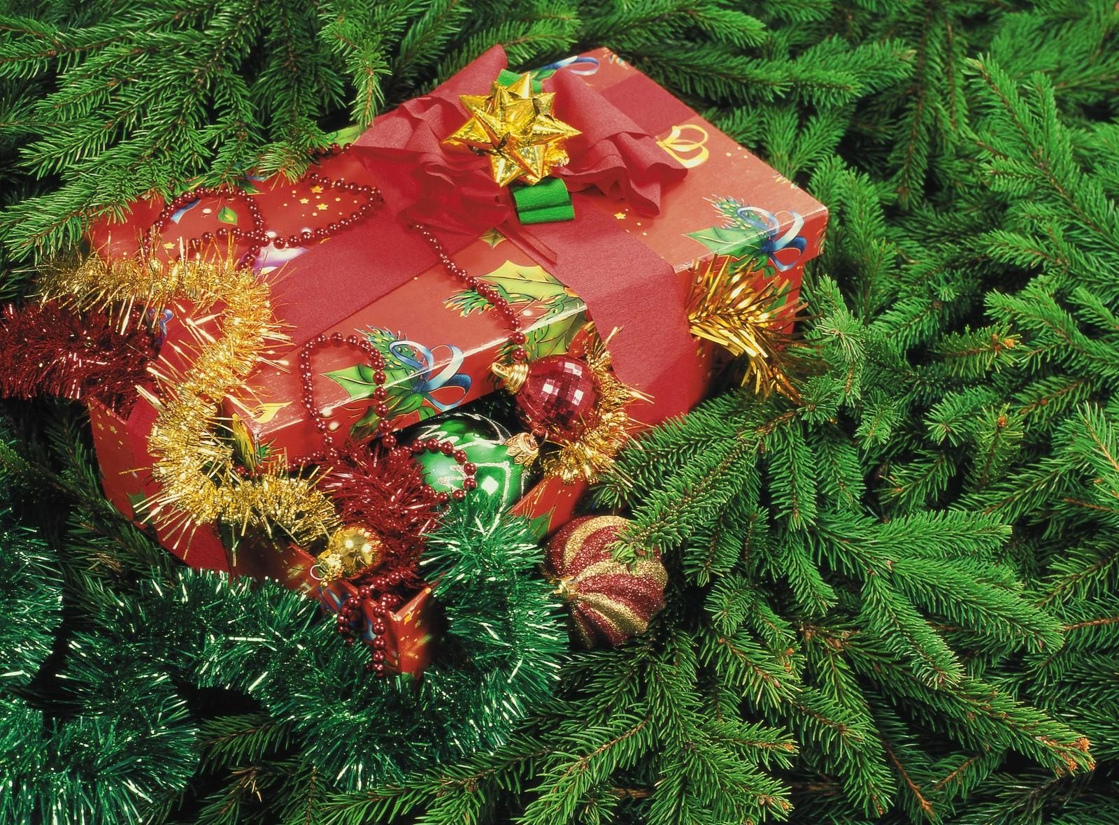 holidays, new year, holiday, needles, present, gift, christmas decorations, christmas tree toys, tinsel HD wallpaper