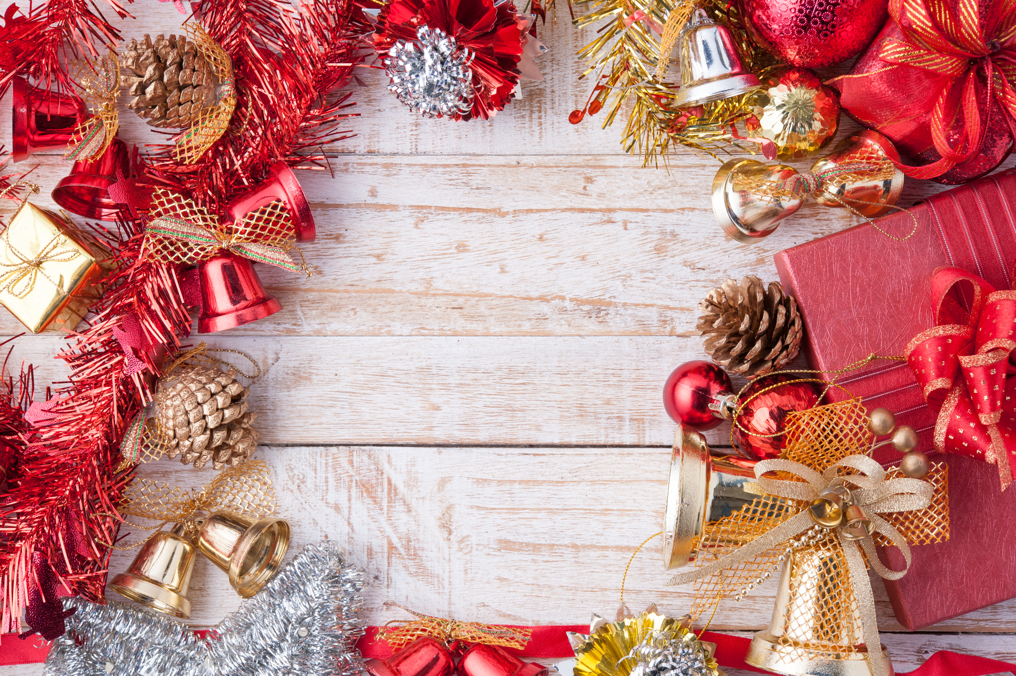 Handy-Wallpaper Feiertage, Weihnachten, Geschenk, Weihnachtsschmuck, Glocke, Tannenzapfen, Flitter kostenlos herunterladen.