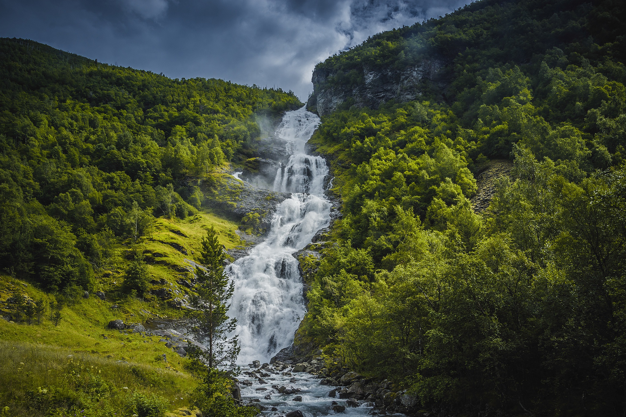 Handy-Wallpaper Natur, Wasserfälle, Wasserfall, Wald, Erde/natur kostenlos herunterladen.