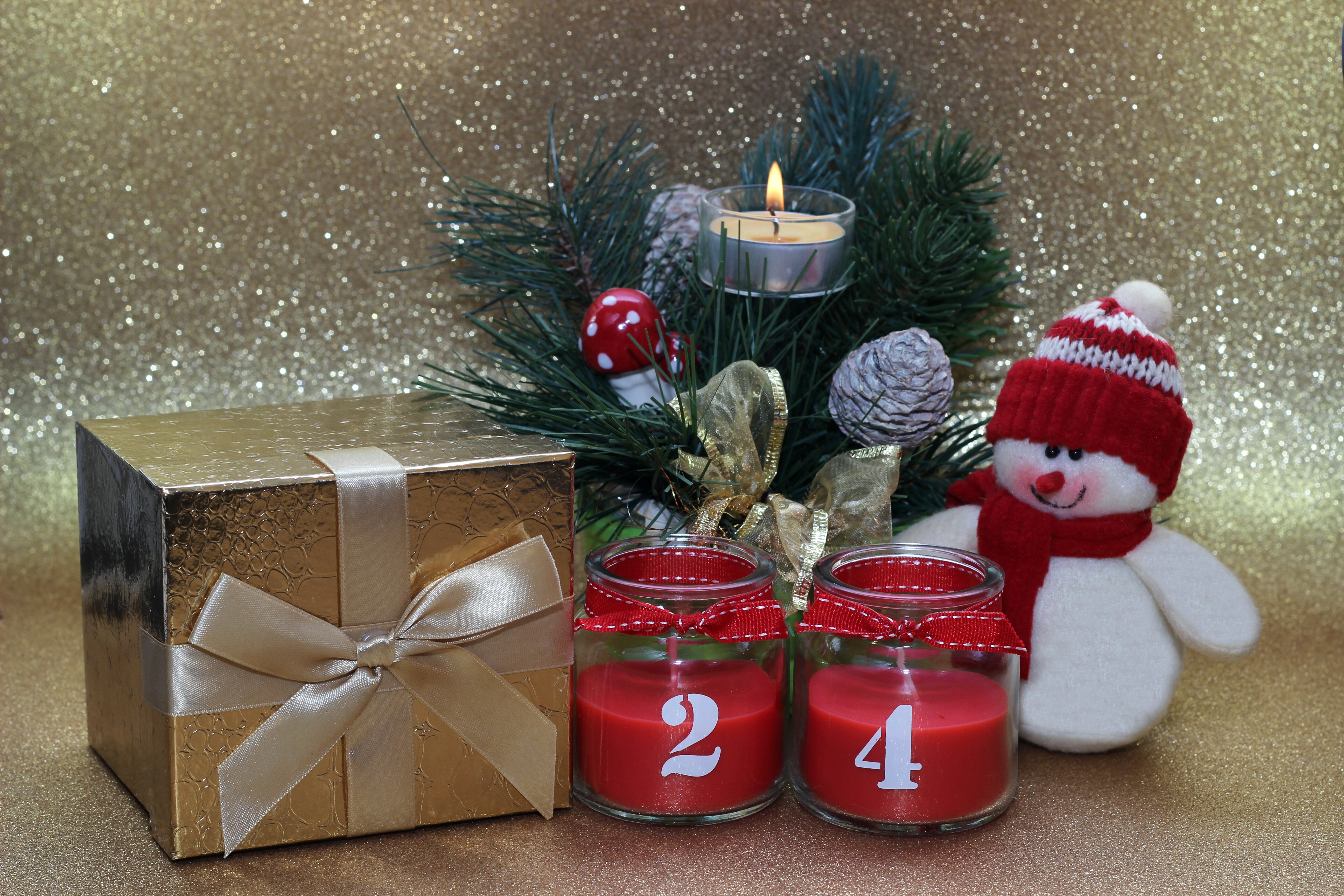 Téléchargez gratuitement l'image Noël, Vacances, Boîte, Cadeau, Bougie, Bonhomme De Neige, Pomme De Pin sur le bureau de votre PC