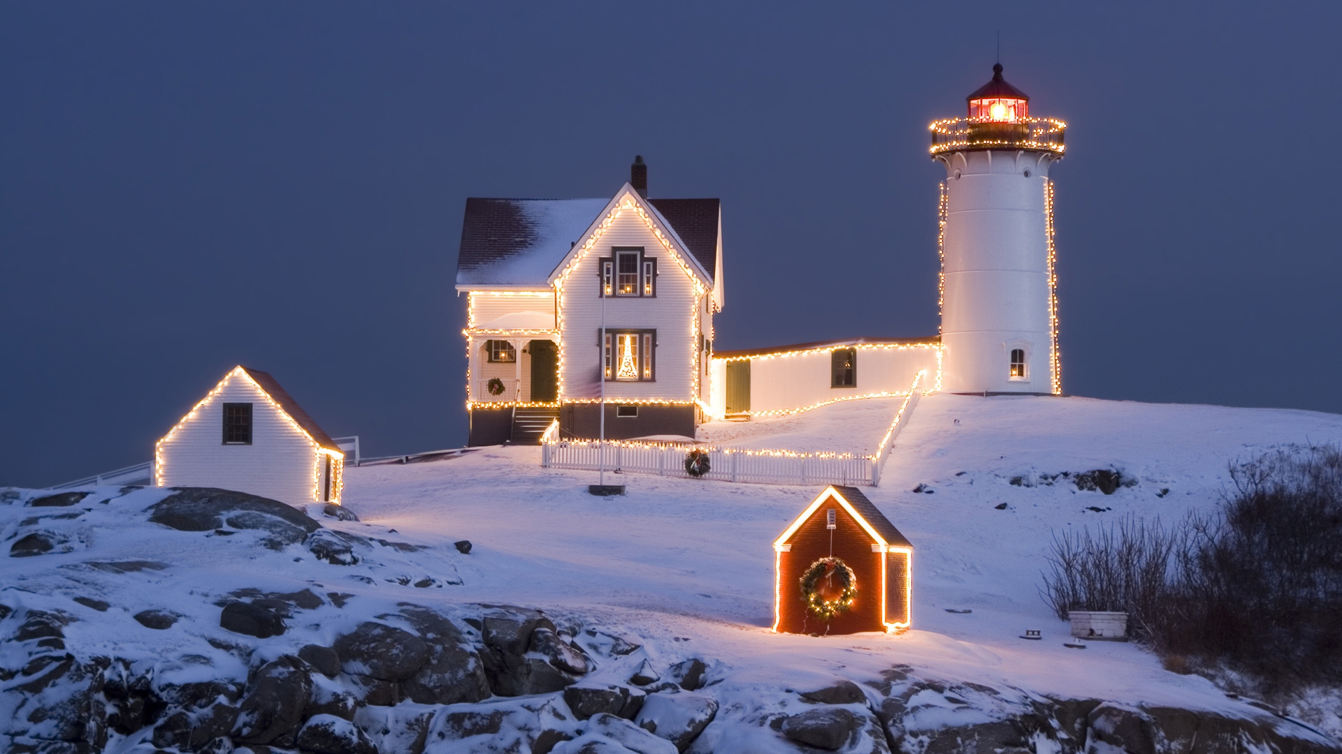 1078188 завантажити картинку сніг, різдвяні вогники, маяк, зима, різдво, свято - шпалери і заставки безкоштовно
