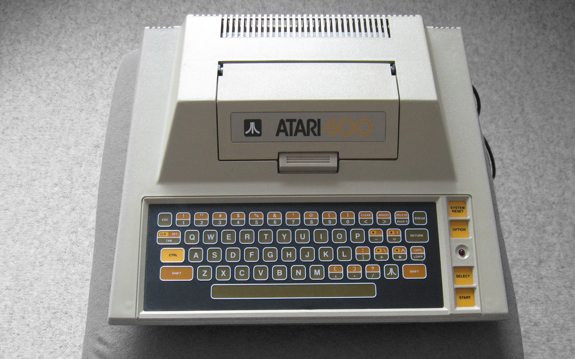 Завантажити шпалери Atari 400 на телефон безкоштовно