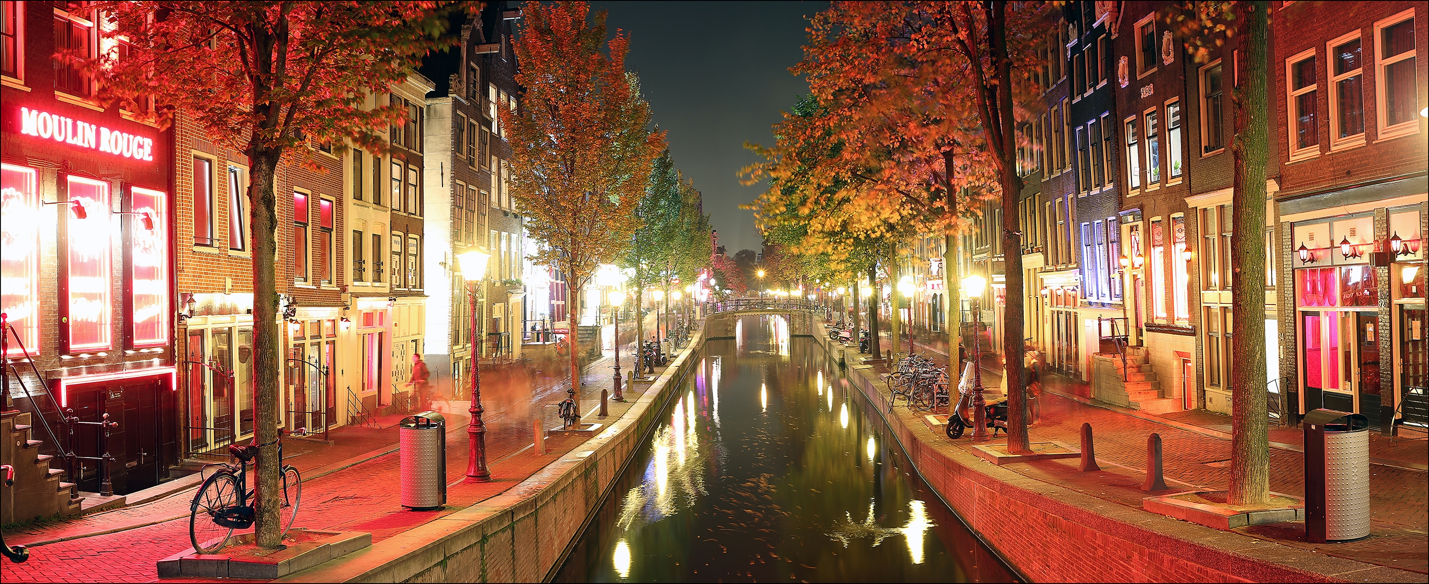 Handy-Wallpaper Städte, Herbst, Gebäude, Baum, Kanal, Nacht, Amsterdam, Menschengemacht, Großstadt kostenlos herunterladen.