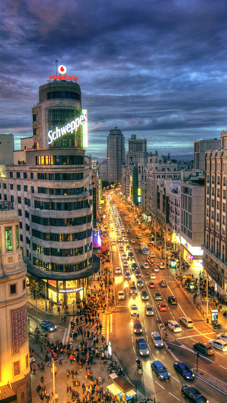 Handy-Wallpaper Auto, Menschen, Stadt, Gebäude, Straße, Abend, Autos, Spanien, Madrid, Nacht, Menschengemacht, Großstadt, Personen kostenlos herunterladen.