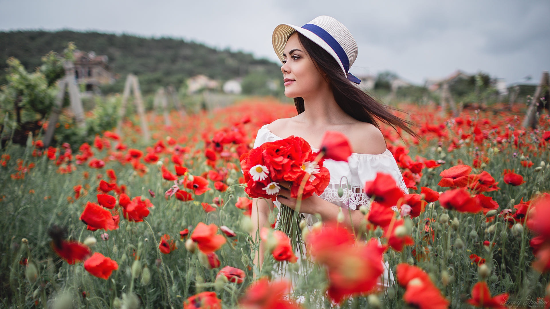 Laden Sie das Mohn, Sommer, Hut, Modell, Frauen, Rote Blume, Schwarzes Haar, Tiefenschärfe-Bild kostenlos auf Ihren PC-Desktop herunter