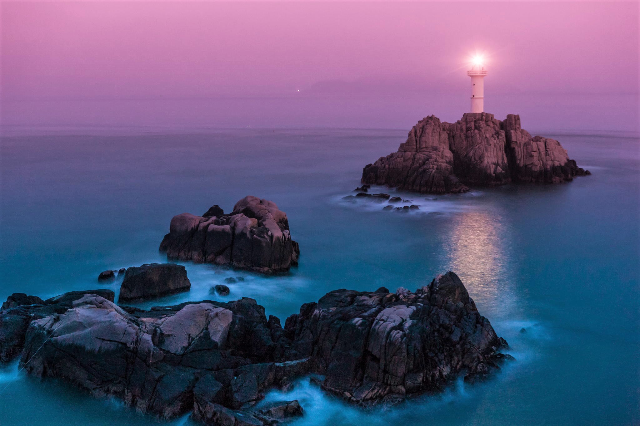 Download mobile wallpaper Sea, Horizon, Ocean, Lighthouse, Man Made for free.