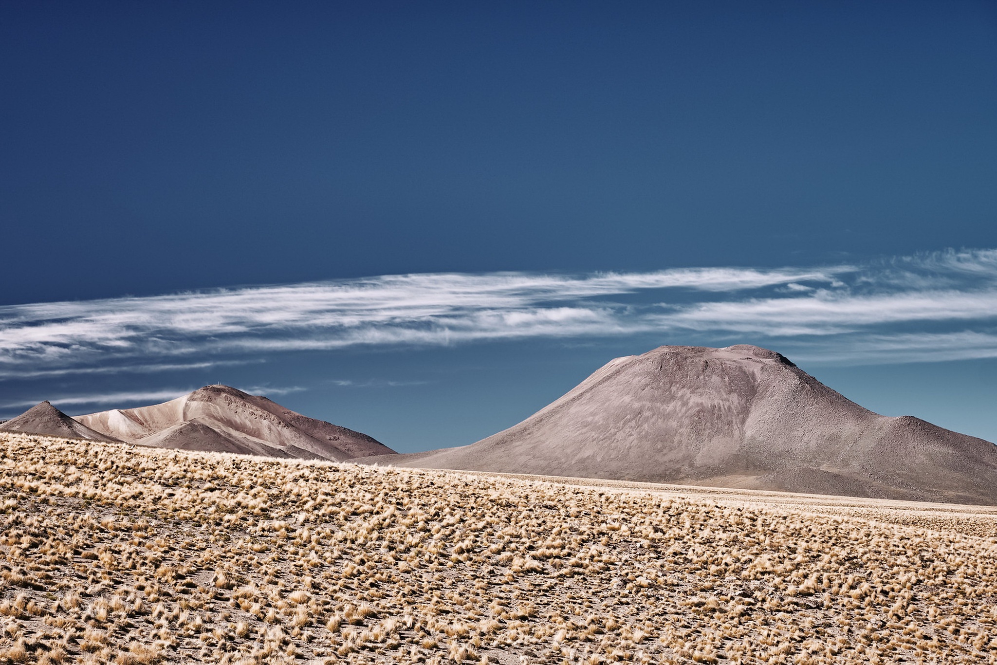Handy-Wallpaper Gebirge, Wolke, Steppe, Chile, Himmel, Erde/natur, Atacama Wüste kostenlos herunterladen.