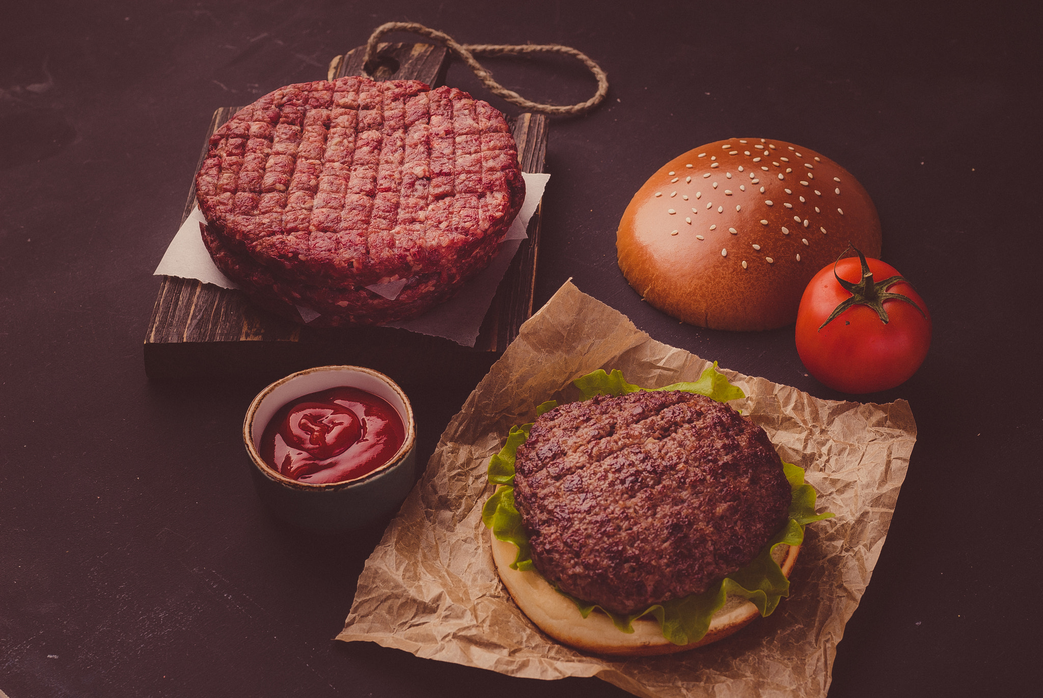 Handy-Wallpaper Fleisch, Hamburger, Brot, Tomate, Nahrungsmittel, Stillleben kostenlos herunterladen.