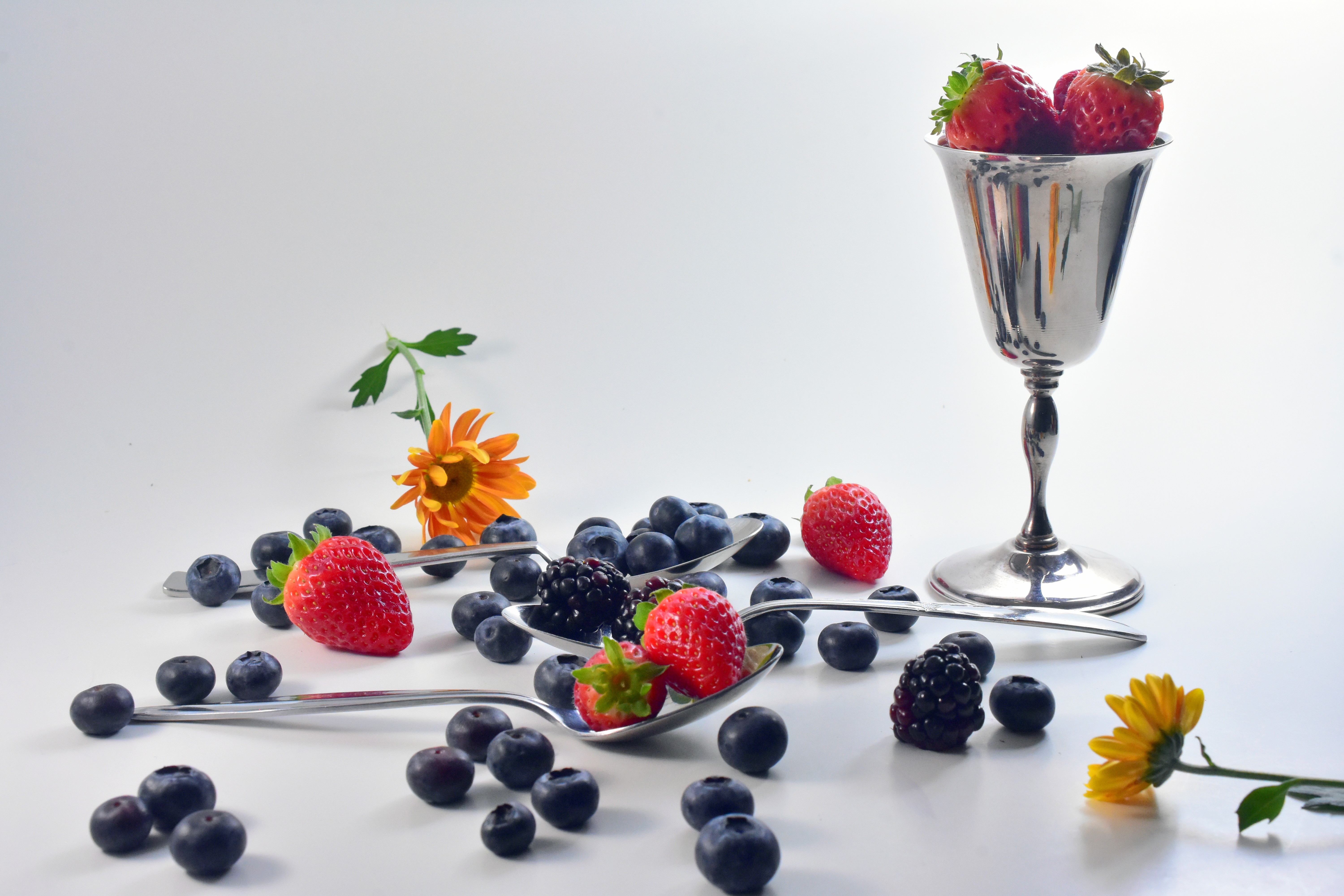 Free download wallpaper Food, Strawberry, Blueberry, Berry on your PC desktop