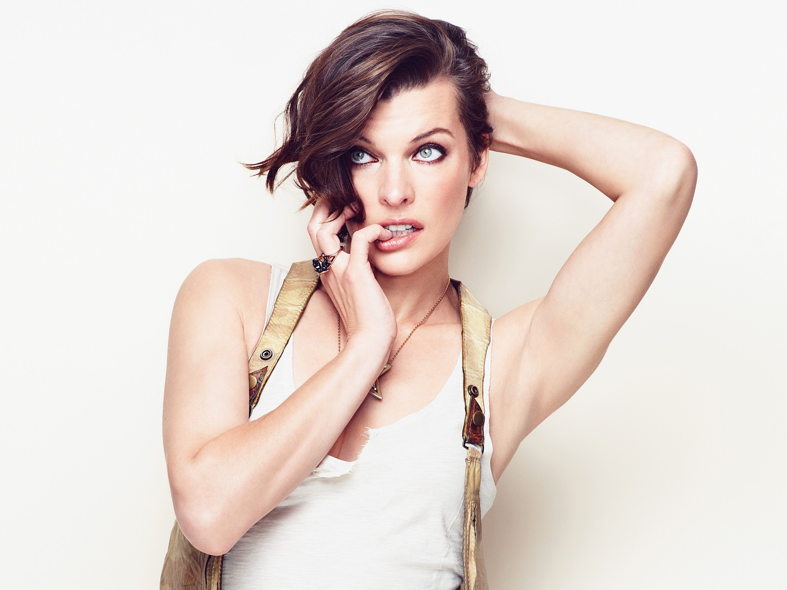 Free download wallpaper Milla Jovovich, Brunette, American, Celebrity, Short Hair, Actress on your PC desktop