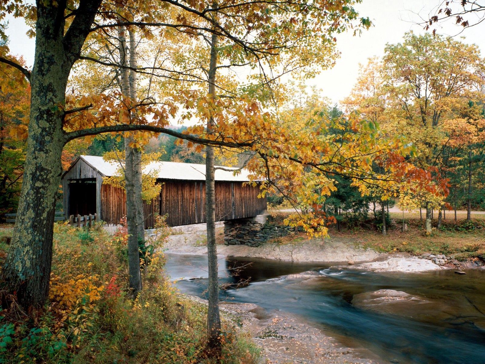 Handy-Wallpaper Waterville, Vermont, Natur, Flüsse, Bäume, Brücke, Herbst kostenlos herunterladen.