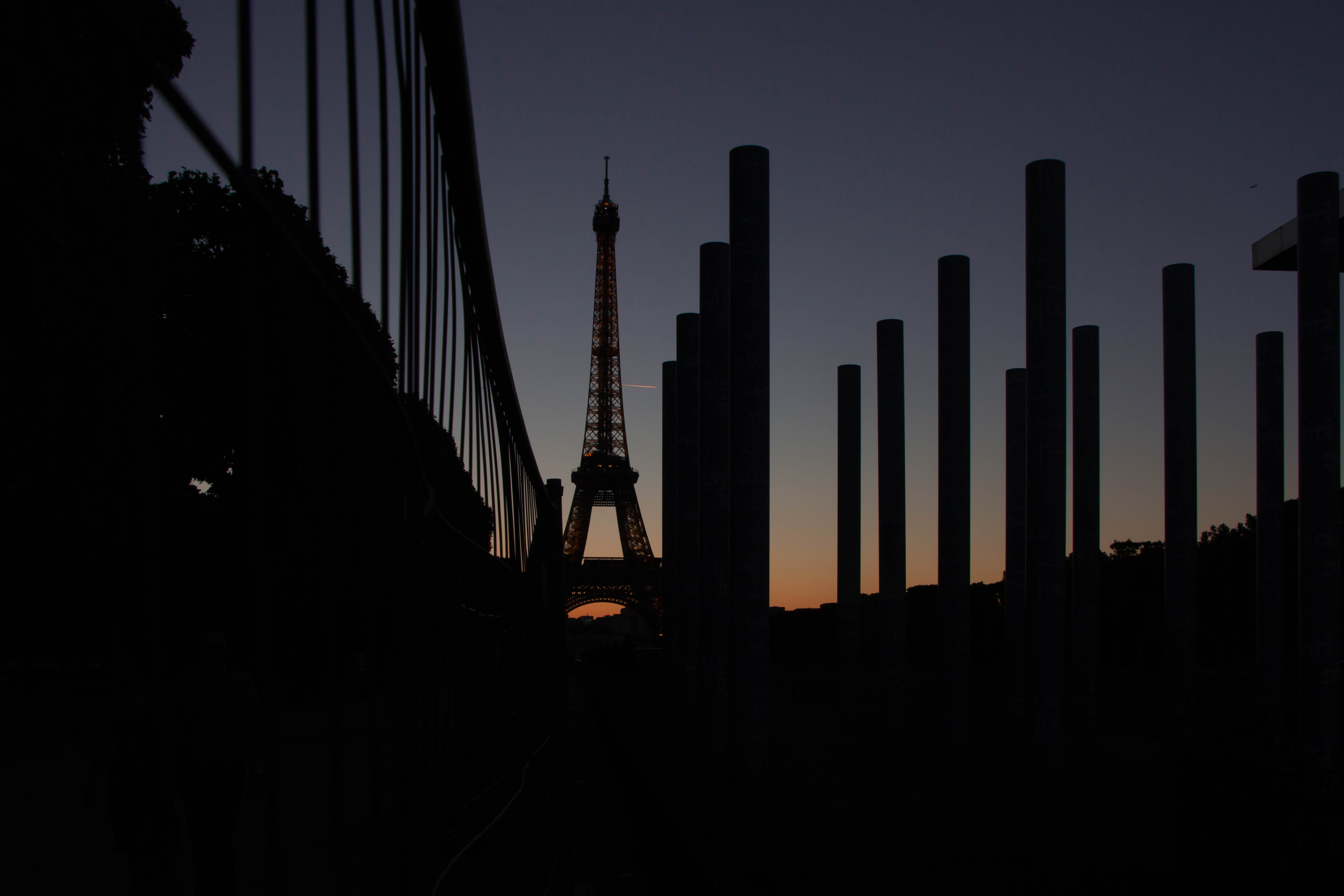 Скачать картинку Ночь, Города, Эйфелева Башня, Париж в телефон бесплатно.