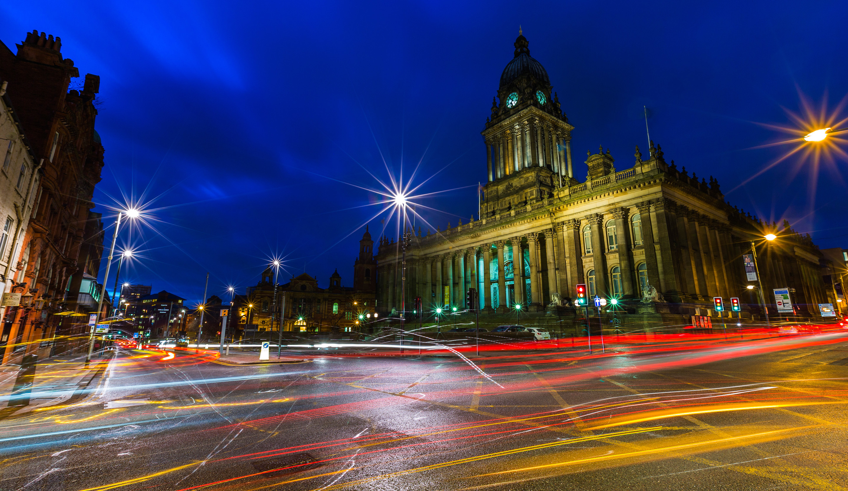 Download mobile wallpaper Night, Monuments, Building, Light, Tower, Street, Monument, England, Man Made, Time Lapse, Leeds for free.