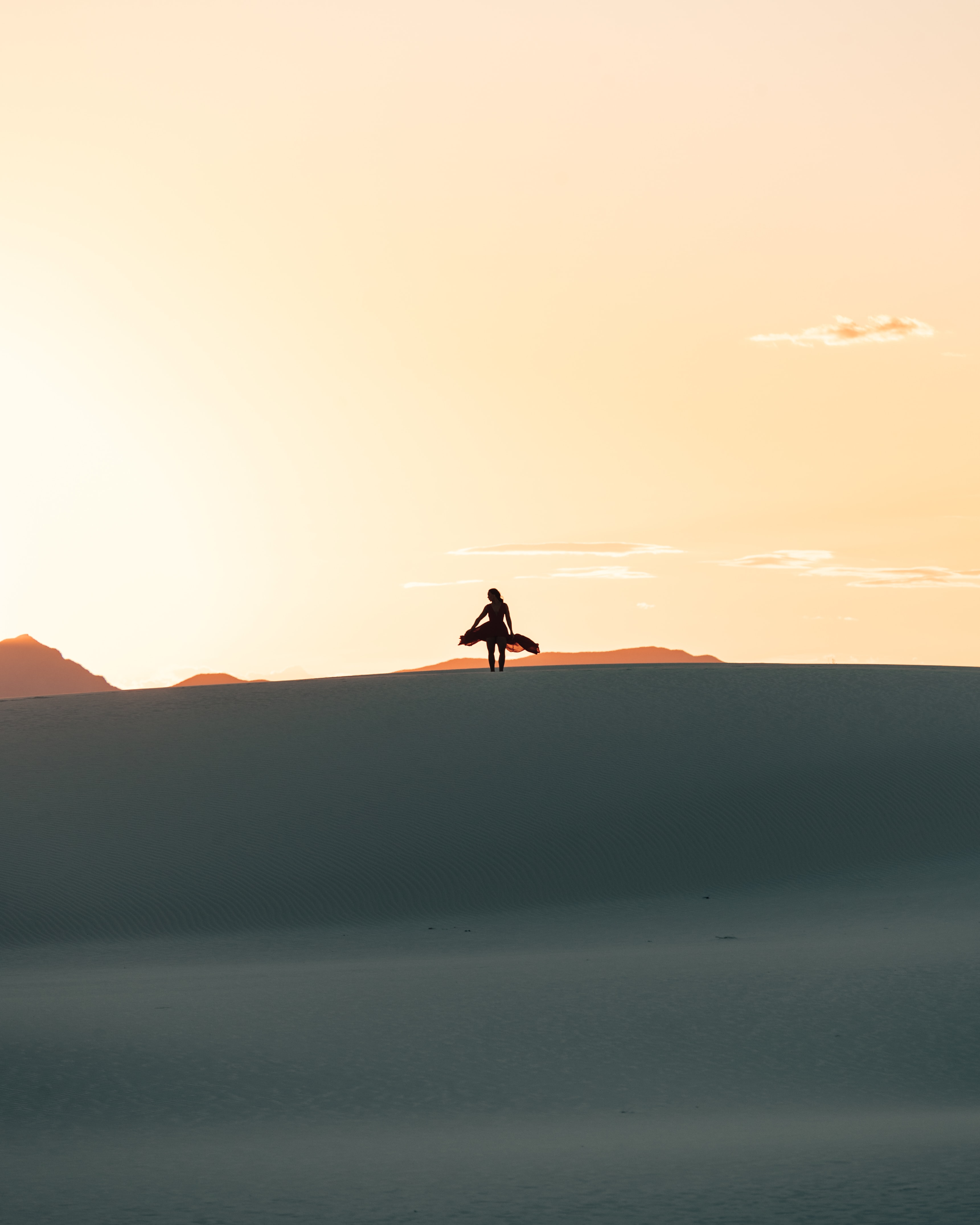 Laden Sie das Horizont, Silhouette, Verschiedenes, Sonstige, Wüste, Mädchen-Bild kostenlos auf Ihren PC-Desktop herunter