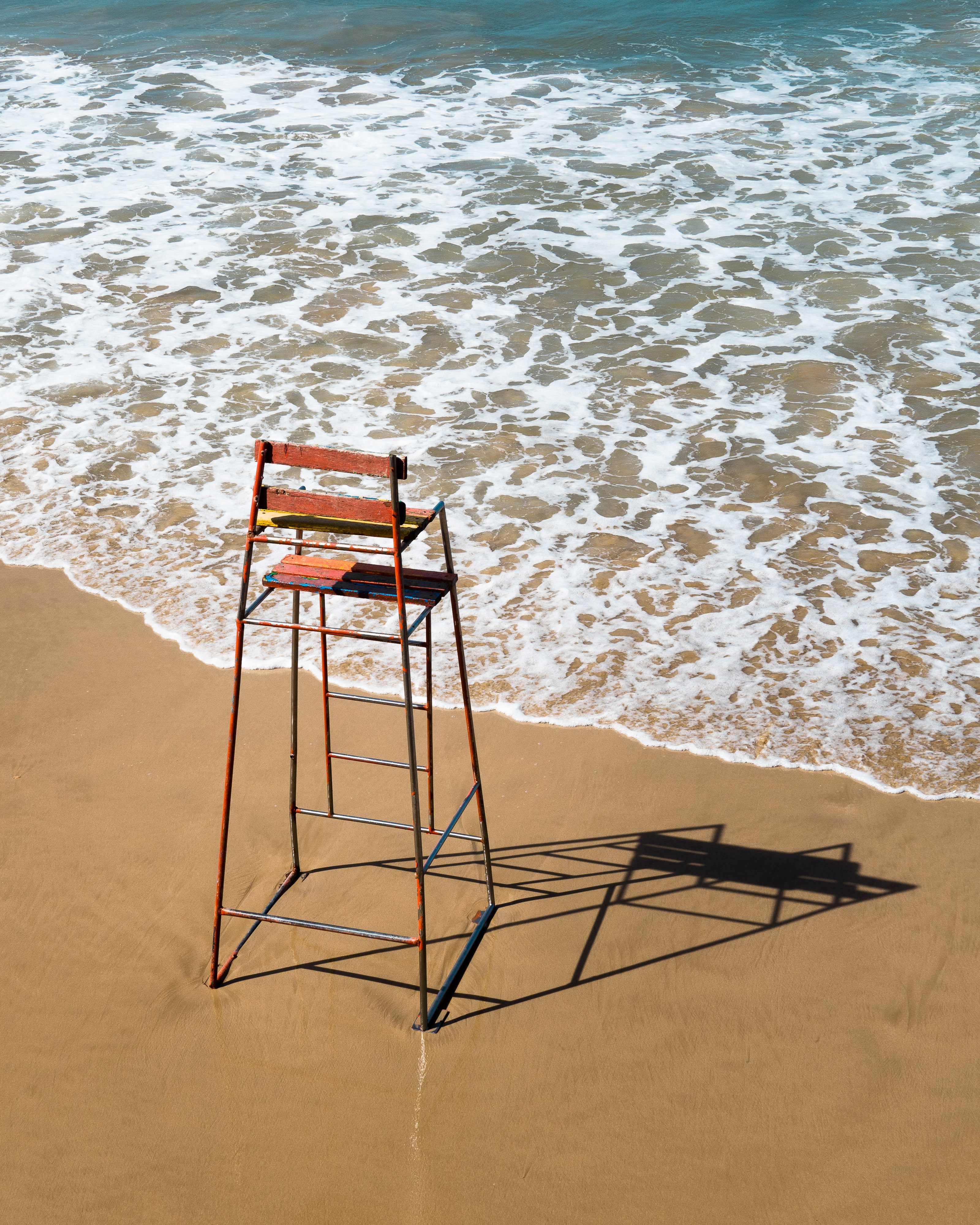 Скачать обои бесплатно Песок, Стул, Разное, Вода, Море, Пляж картинка на рабочий стол ПК