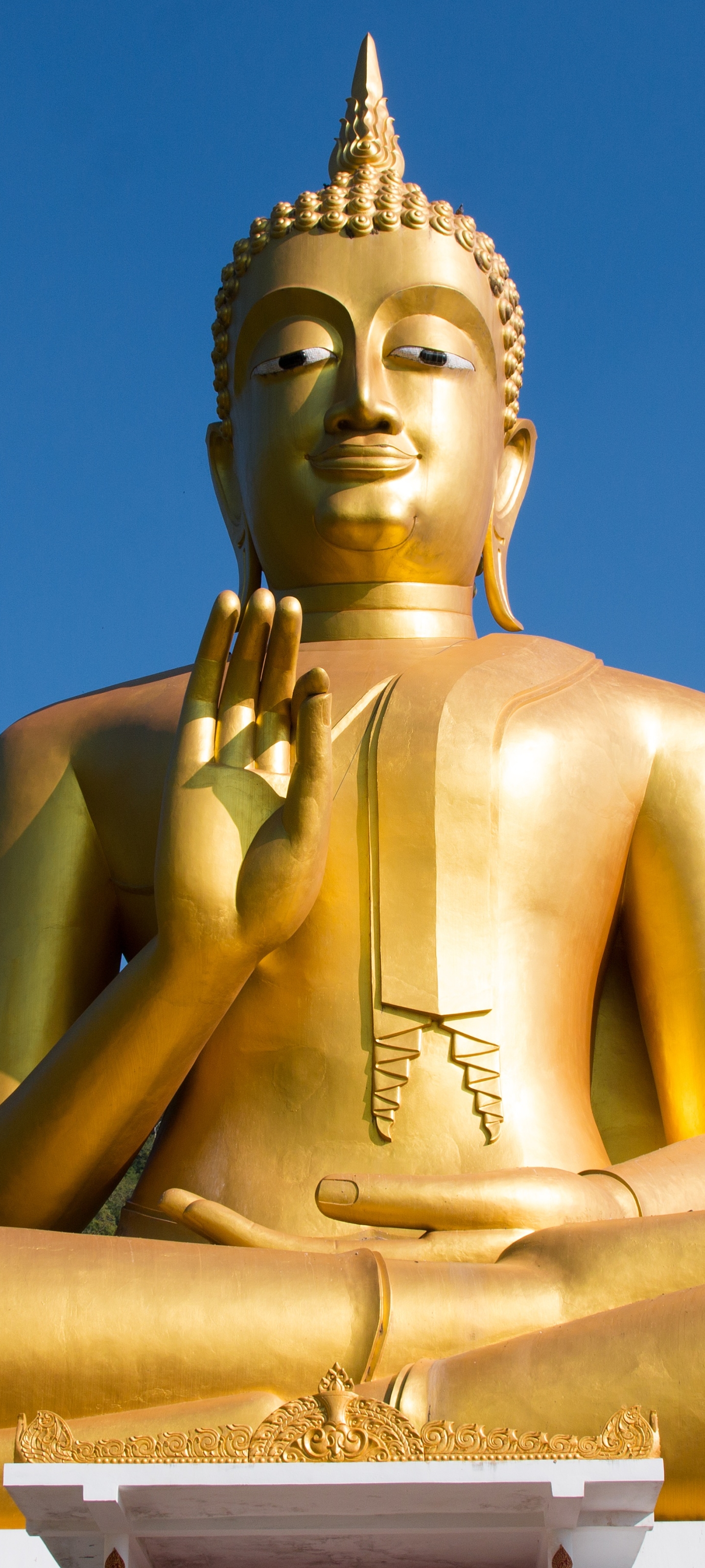 Скачать картинку Будда, Статуя, Буддизм, Золотой, Религиозные в телефон бесплатно.