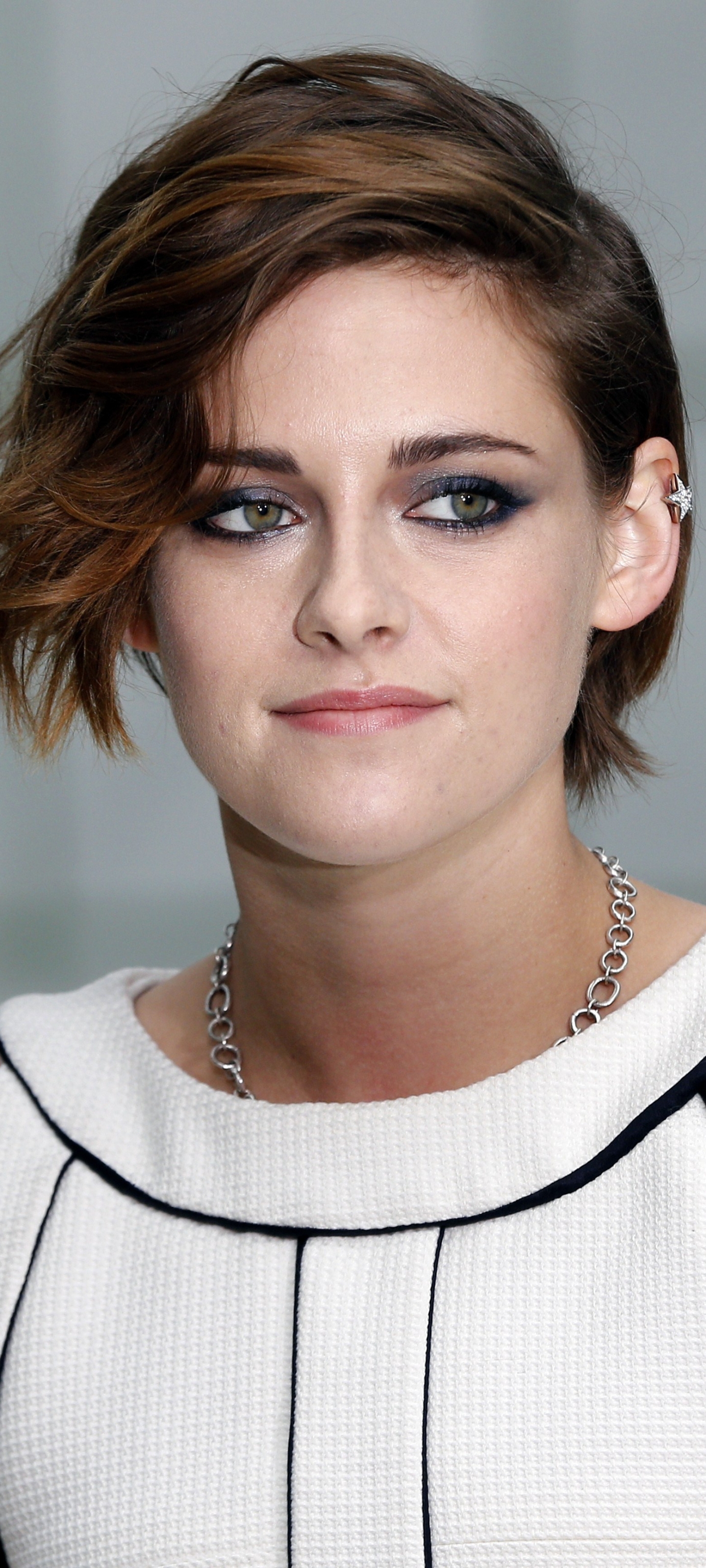 Download mobile wallpaper Kristen Stewart, Face, Brunette, American, Celebrity, Short Hair, Actress for free.