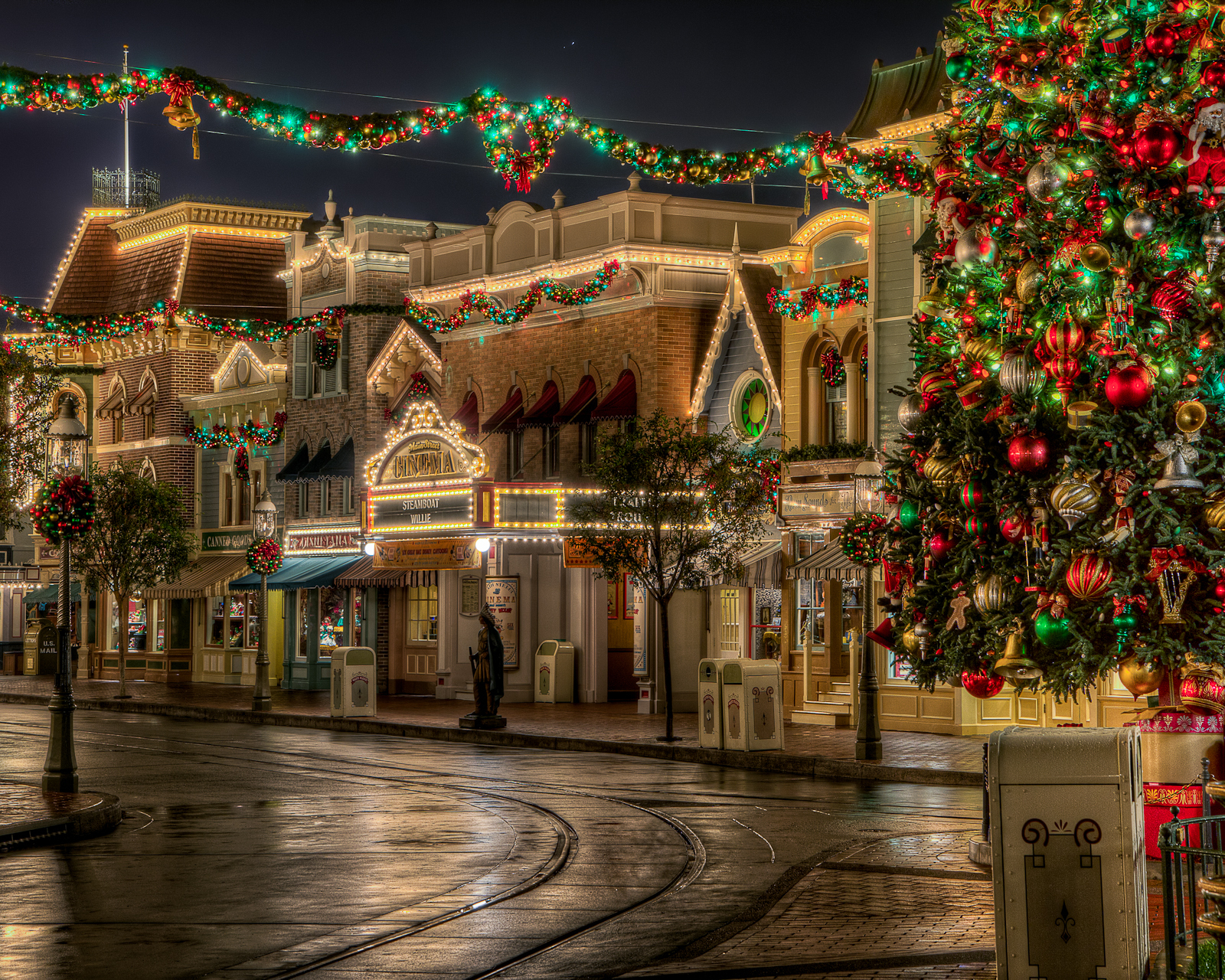 Laden Sie das Weihnachten, Disneyland, Gebäude, Straße, Weihnachtsschmuck, Weihnachtsbaum, Menschengemacht, Innerortsstraße, Weihnachtsbeleuchtung, Disney-Bild kostenlos auf Ihren PC-Desktop herunter