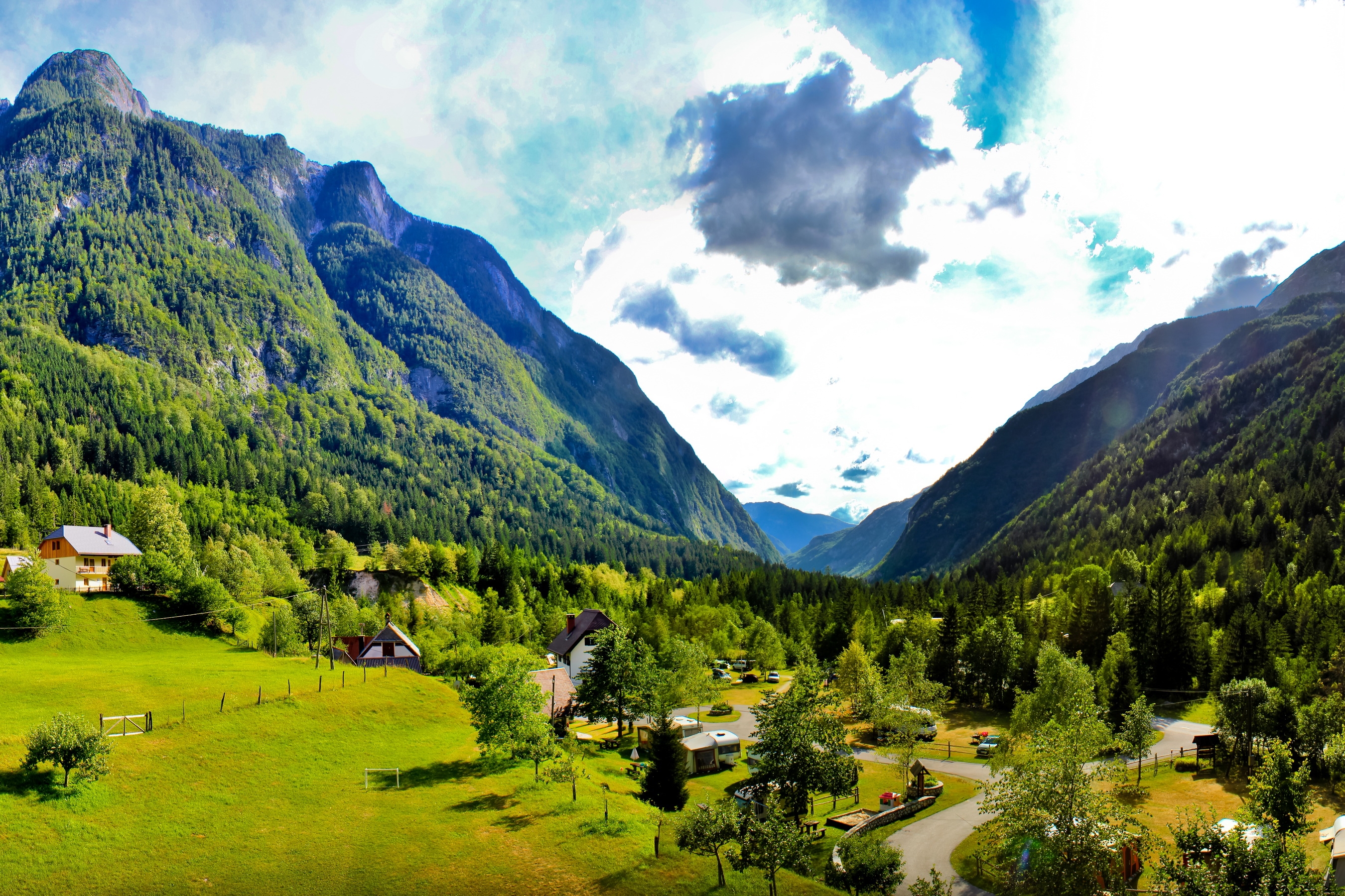 96028 baixar papel de parede natureza, casas, céu, montanhas, verde, brilhantemente, meadows, prados, ensolarado, pequenas casas, eslovênia - protetores de tela e imagens gratuitamente