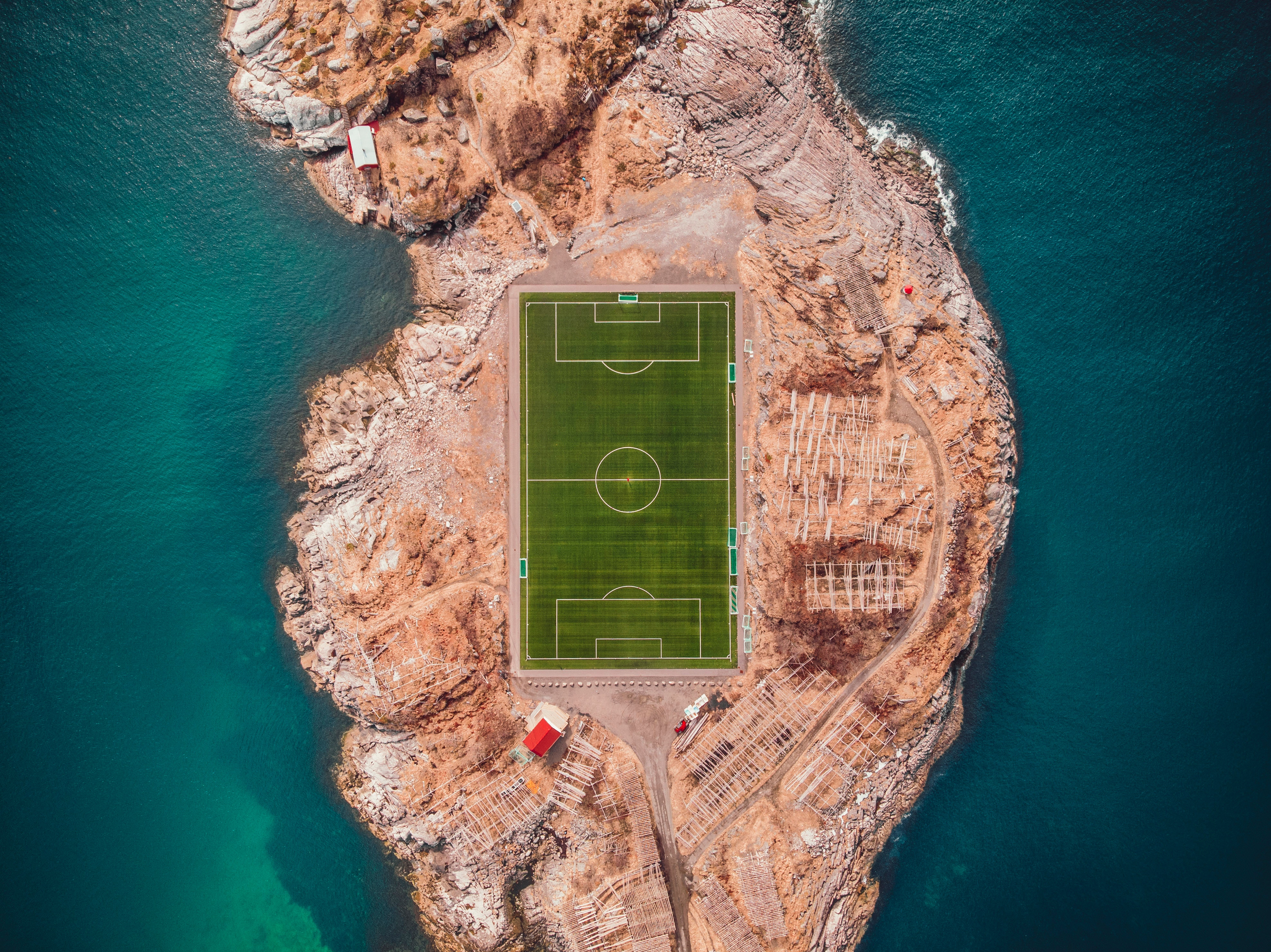 152585 скачать картинку футбольное поле, природа, вид сверху, остров, норвегия, лофотен - обои и заставки бесплатно