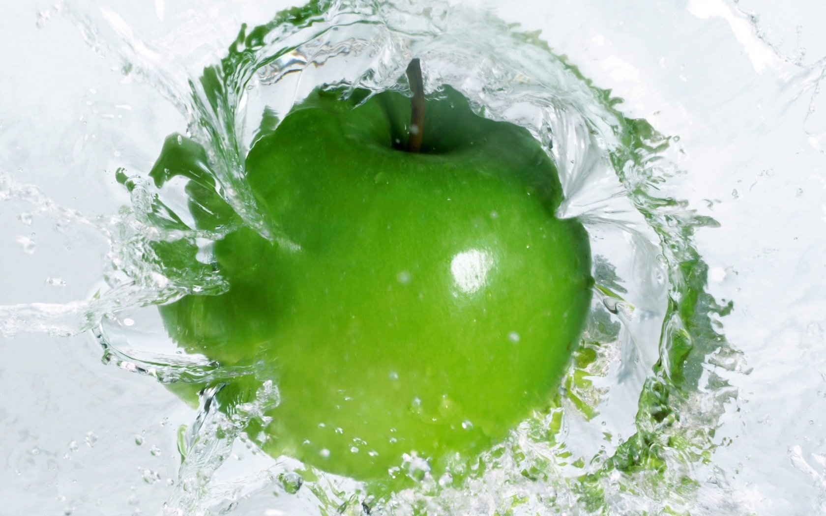 26104 скачать картинку яблоки, фон, вода, еда, зеленые - обои и заставки бесплатно