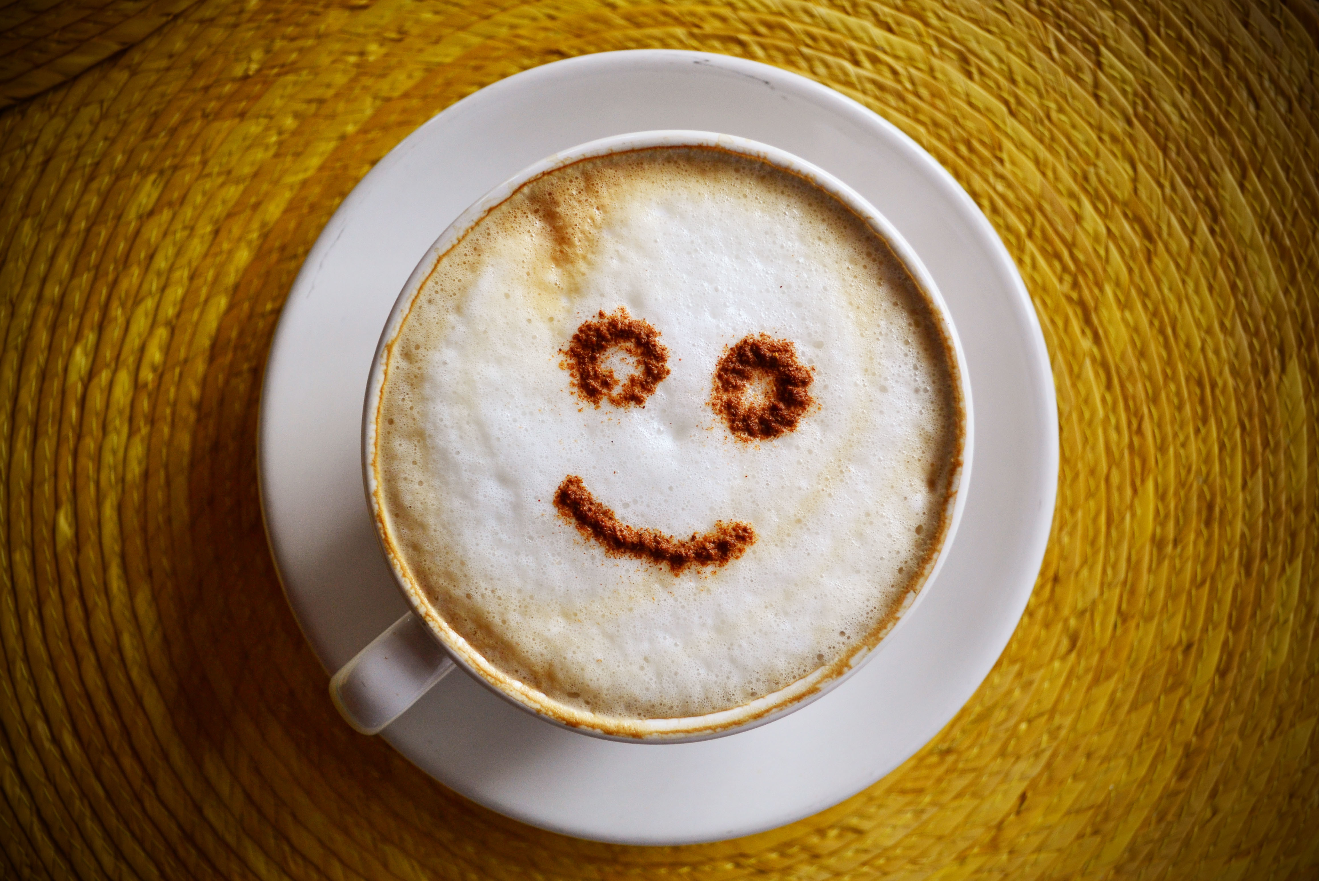 Handy-Wallpaper Tasse, Lächeln, Nahrungsmittel, Kaffee kostenlos herunterladen.