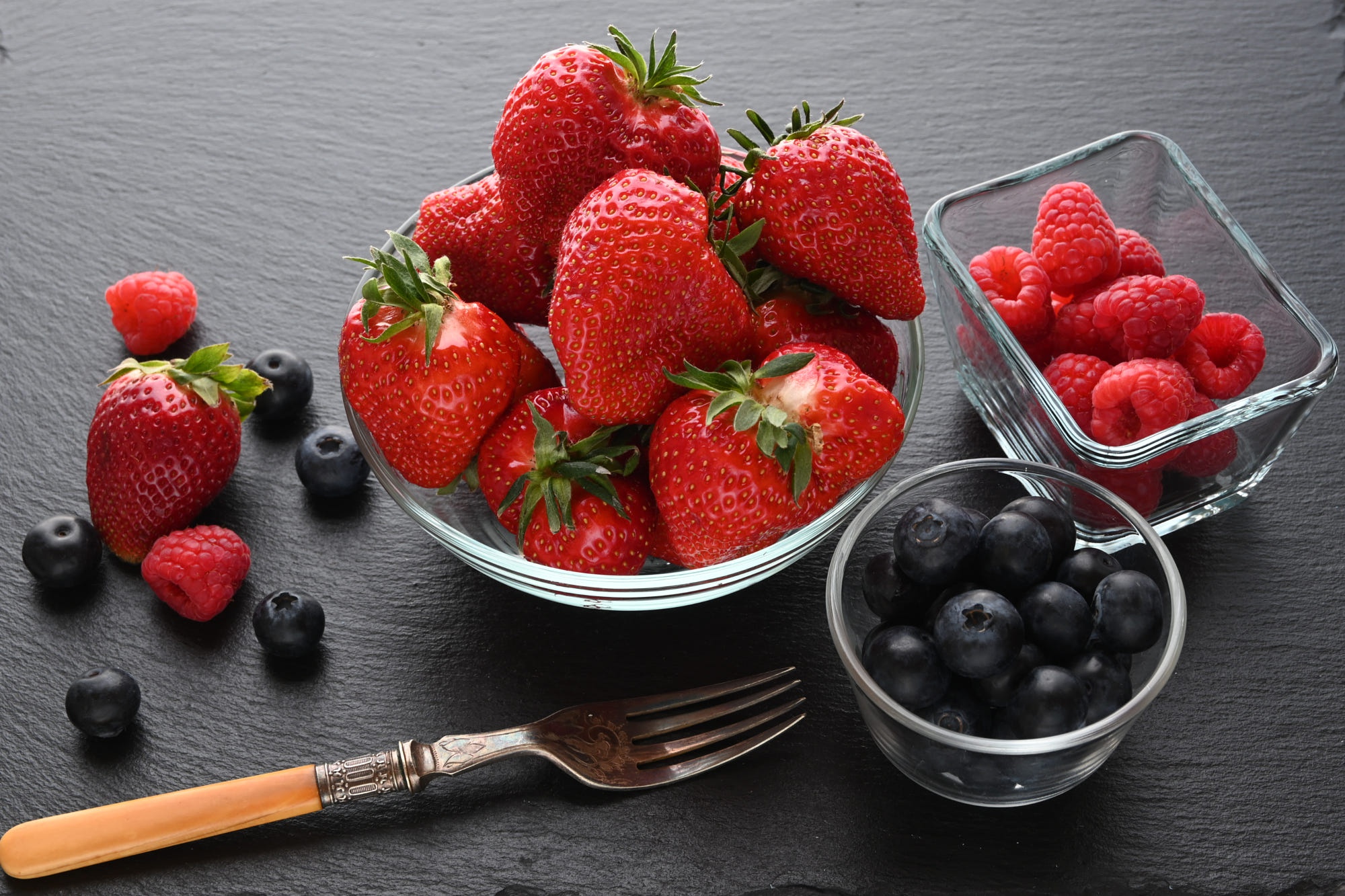 Download mobile wallpaper Food, Strawberry, Blueberry, Raspberry, Berry for free.