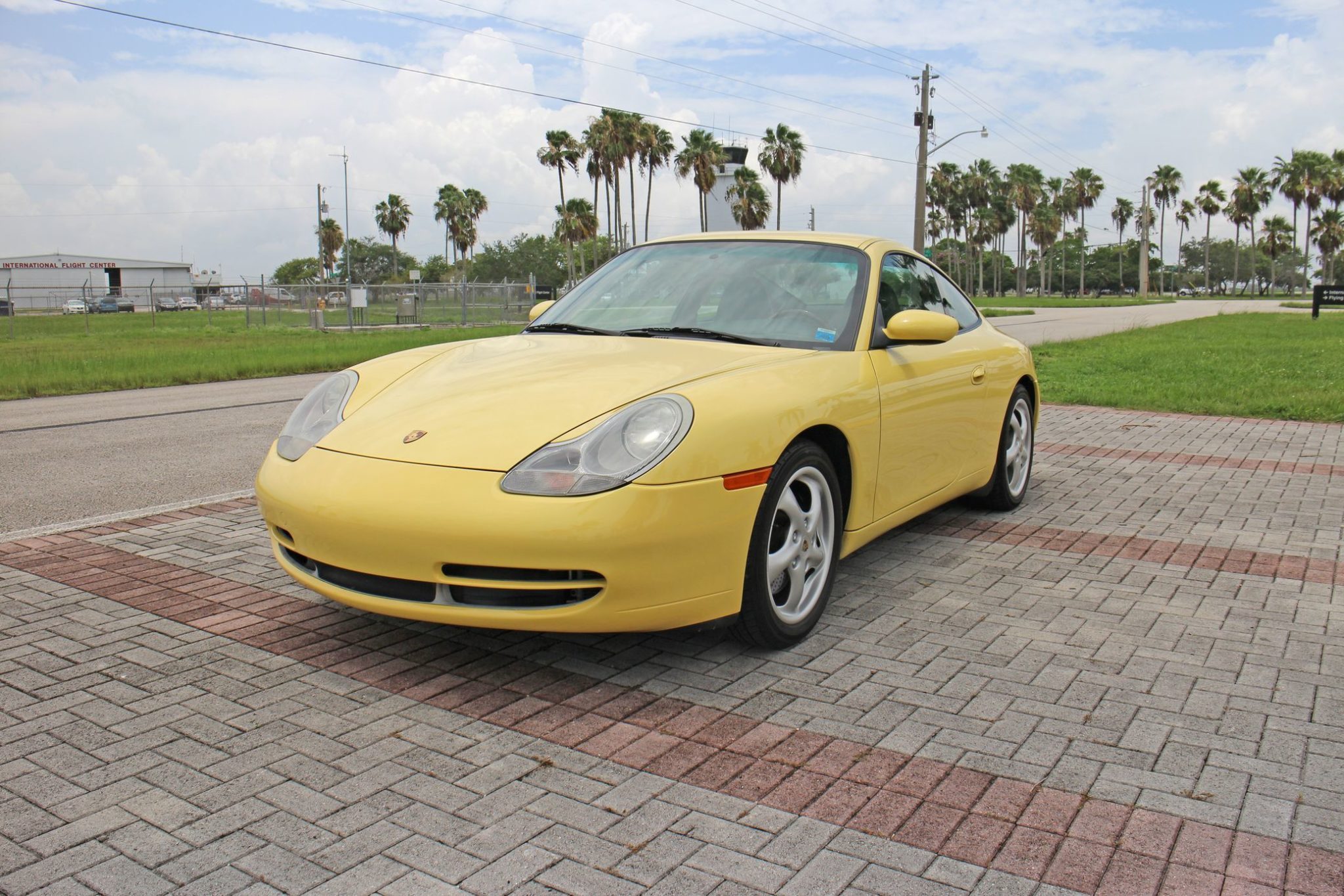 Téléchargez des papiers peints mobile Voitures, Coupé, Vieille Voiture, Véhicules, Porsche 911 Carrera, Voiture Jaune gratuitement.